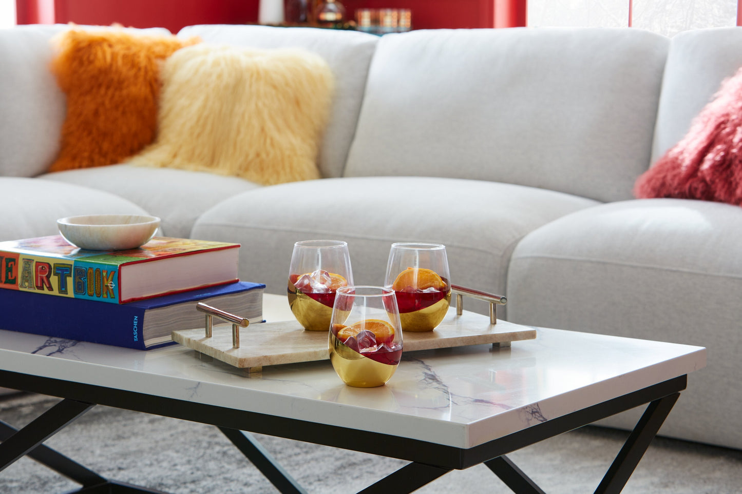 Verona 47.25" Modern Coffee Table - White Marble Look with Black Metal Base|Table à café moderne Verona de 47,25 po - imitation de marbre blanc avec base en métal noir