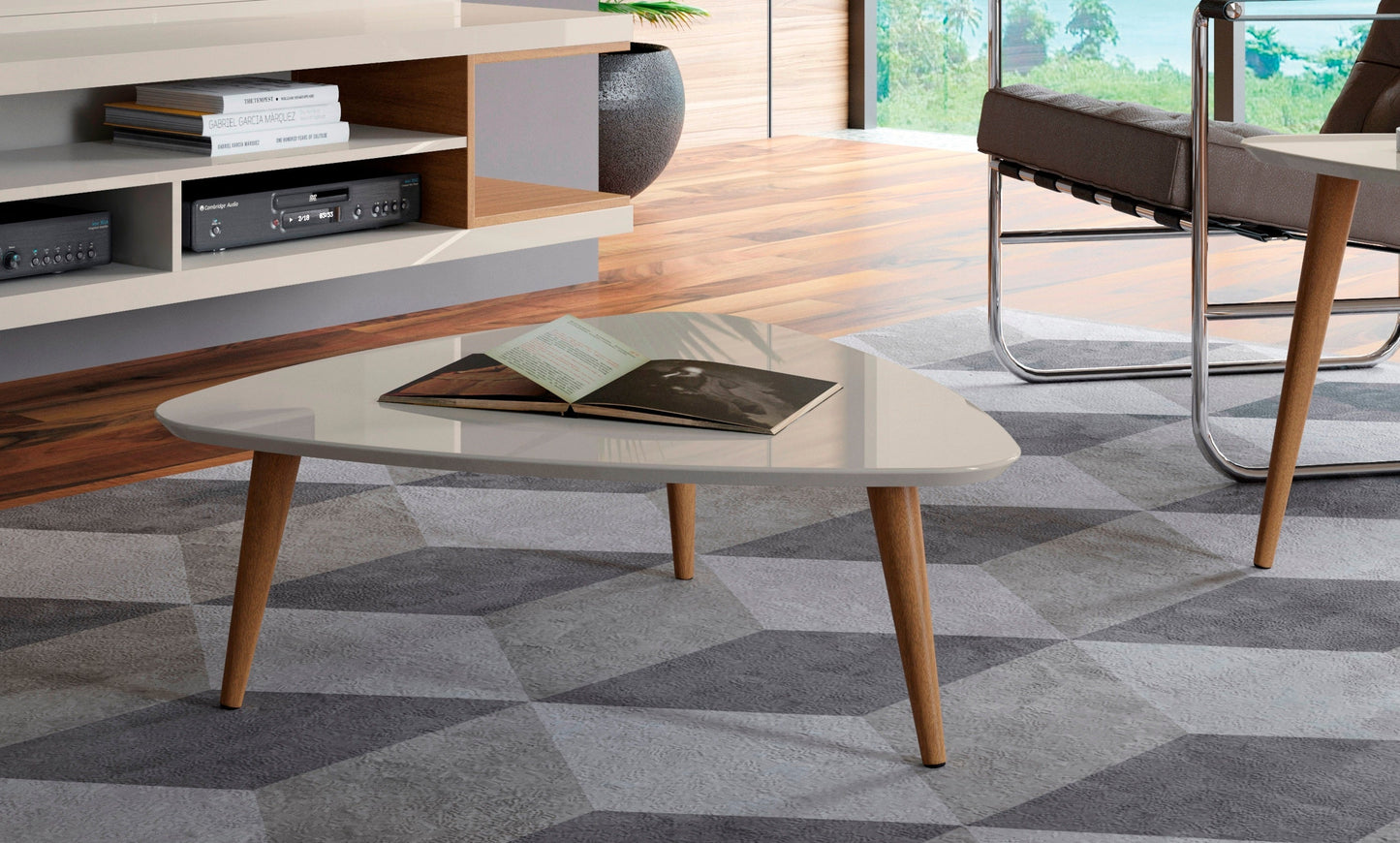 Manhattan Comfort Utopia 17.51" High Triangle Coffee Table with Splayed Legs - Off White & Maple Cream|Grande table à café triangulaire Utopia de Manhattan Comfort de 17,51 po avec pattes évasées - blanc cassé et crème d’érable