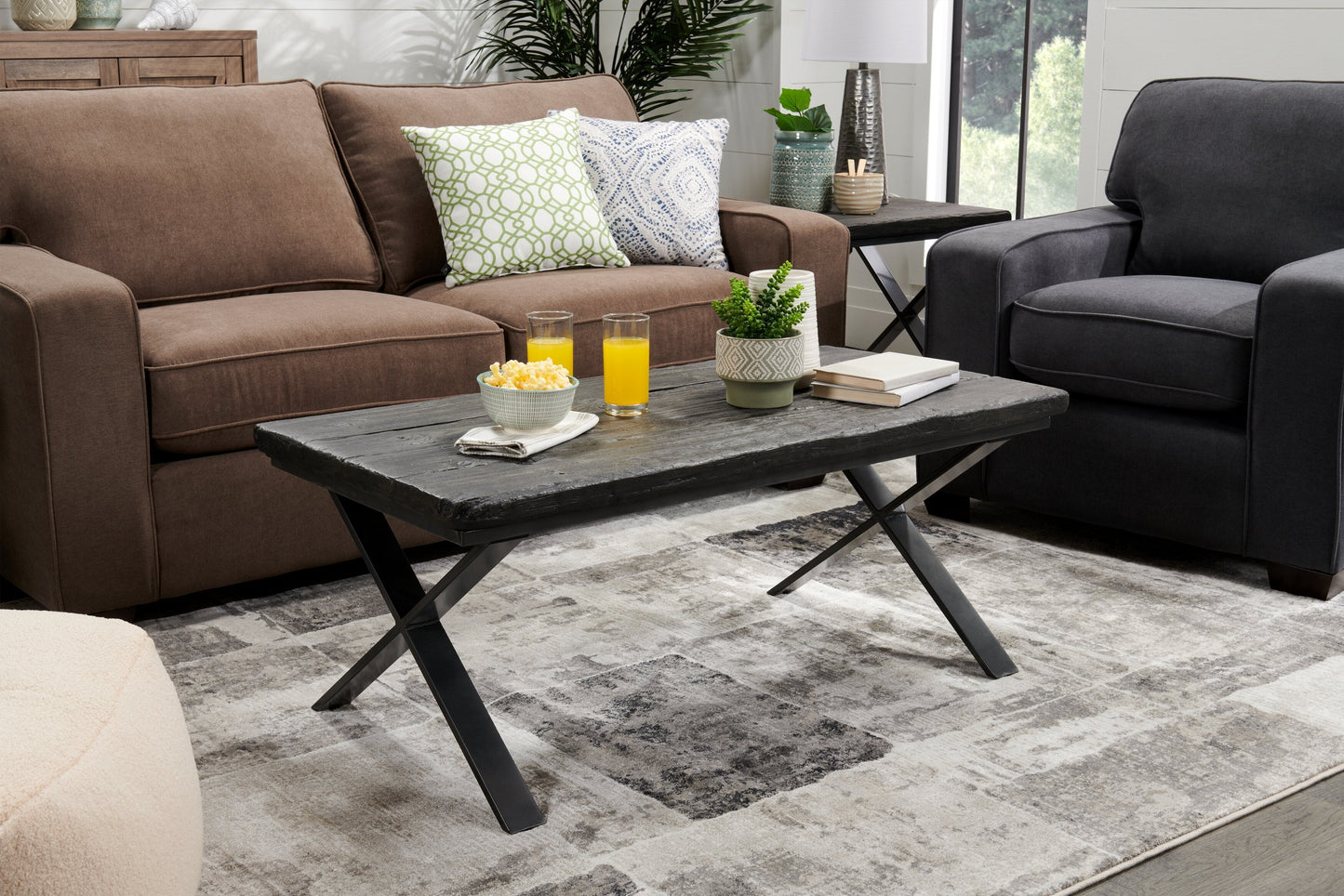Astana 48" Rustic Coffee Table - Brown with Black Iron Legs|Table à café rustique Astana de 48 po - brune avec pattes en fer noir