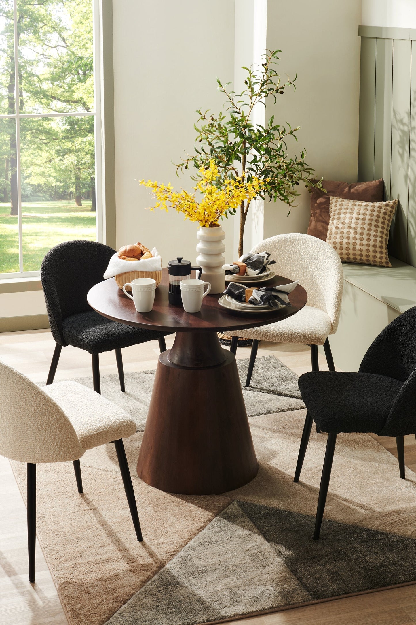 Bali Dining Table, Mango Wood, Pedestal Base, 36"W Round - Brown | Table de salle à manger ronde Bali de 36 po (L) en manguier avec base piédestal - brune