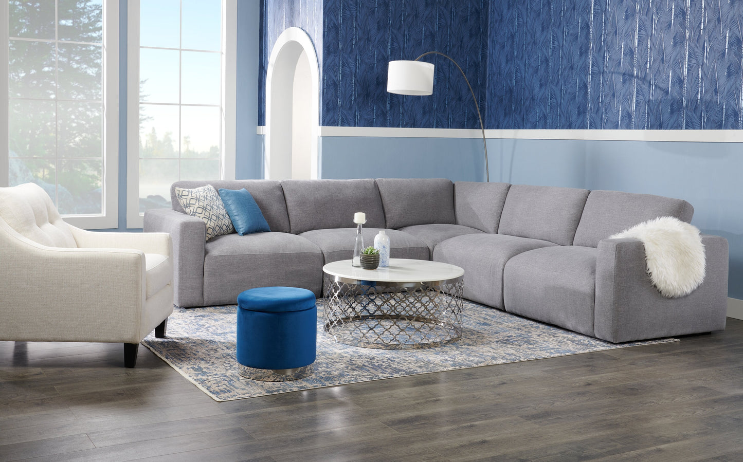 Belle 36" Glam Round Sofa Table - White Marble Top with Stainless Steel Base|Table de salon ronde somptueuse Belle de 36 po - dessus en marbre blanc avec base en acier inoxydable