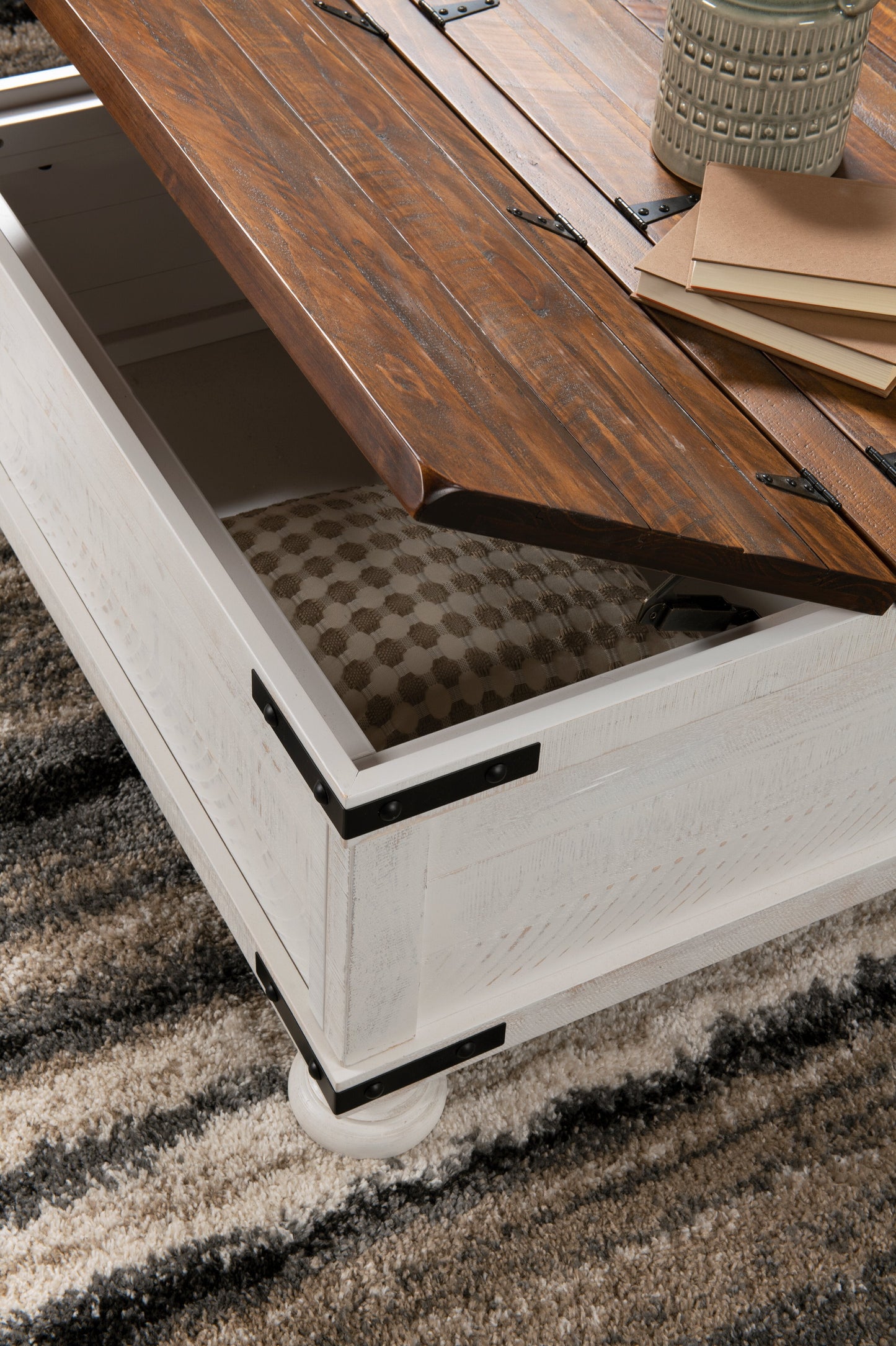 Benjy 36" Rustic Coffee Table Trunk with Storage - Two Tone Wood|Table à café coffre rustique Benjy de 36 po avec rangement - bois deux teintes