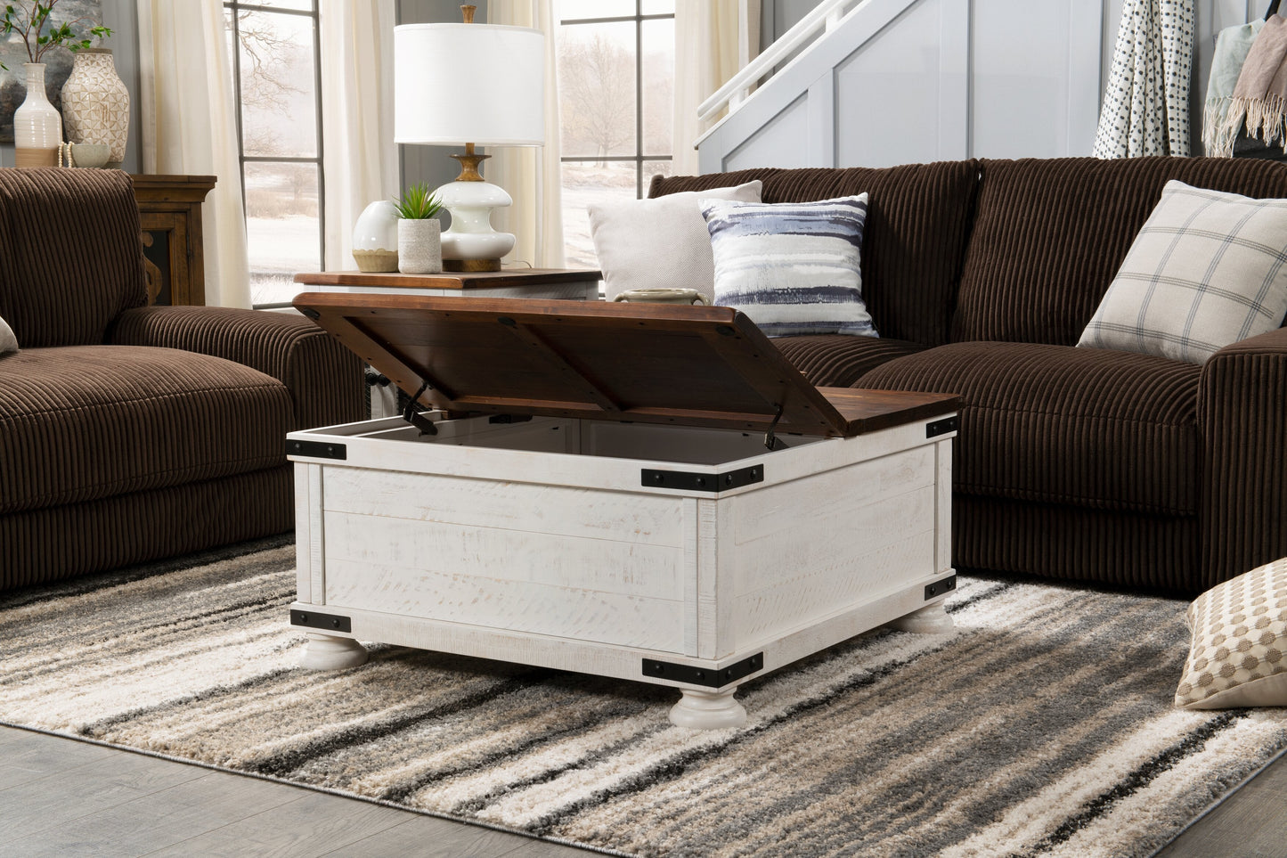 Benjy 36" Rustic Coffee Table Trunk with Storage - Two Tone Wood|Table à café coffre rustique Benjy de 36 po avec rangement - bois deux teintes