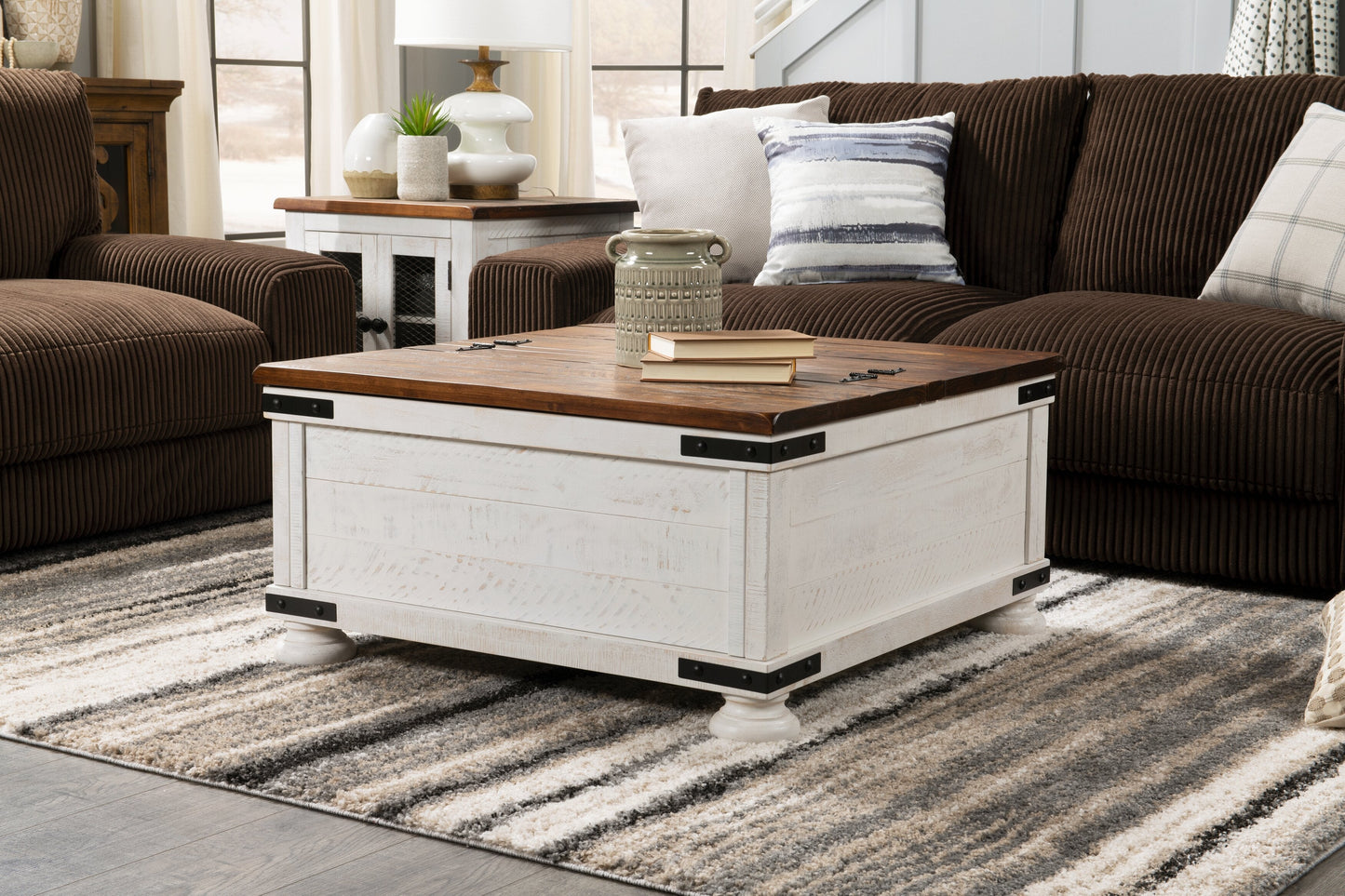 Benjy 36" Rustic Coffee Table Trunk with Storage - Two Tone Wood|Table à café coffre rustique Benjy de 36 po avec rangement - bois deux teintes