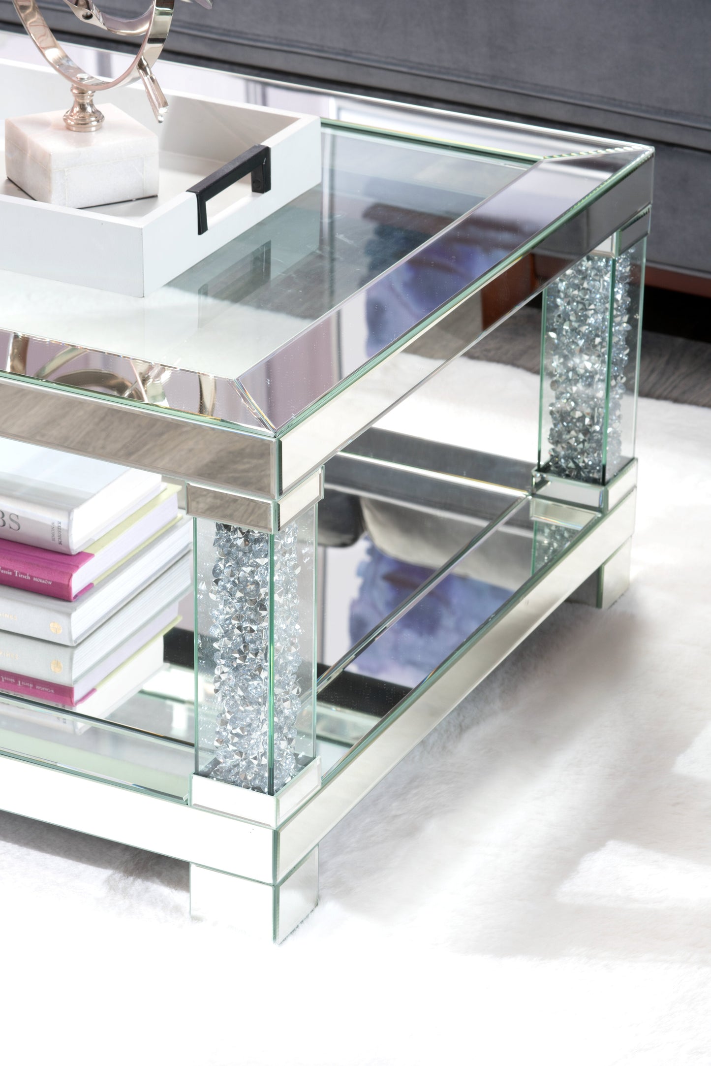 Berni 47.2" Glam Mirror & Glass Top Coffee Table with Shelf - Silver Metal with Diamond Look Legs|Table à café somptueuse Berni de 47,2 po avec dessus en miroir et en verre et tablette - métal argenté avec pattes à apparence de diamant