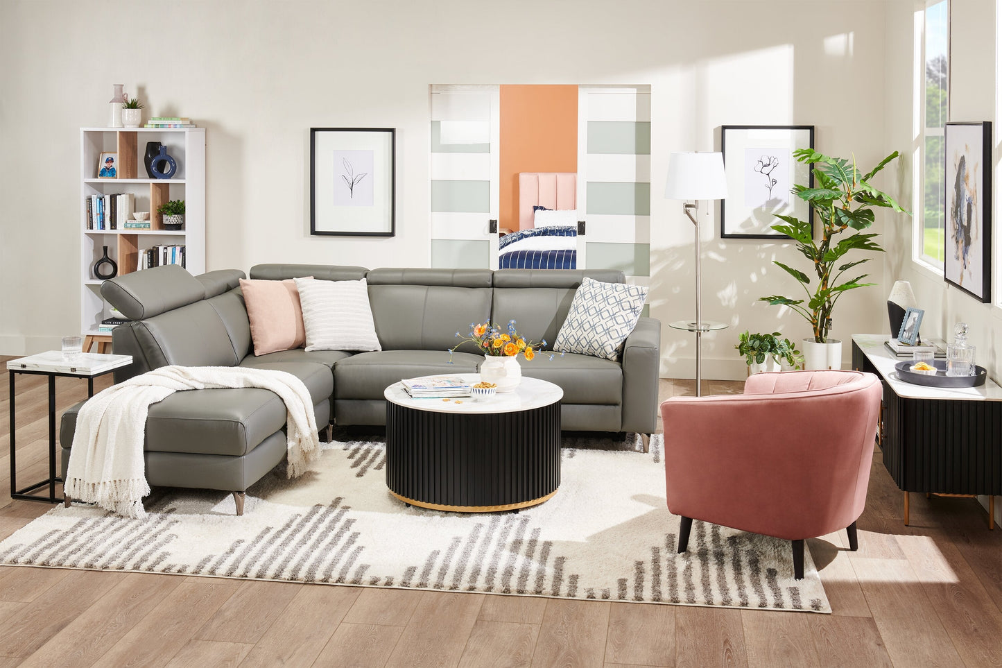 Kort & Co. Capri 32” Modern Round Coffee Table with White Sintered Stone Top and Casters - Black and Gold | Table à café ronde moderne Capri de Kort & Co. de 32 po avec dessus en pierre frittée blanche et roulettes - noire et dorée