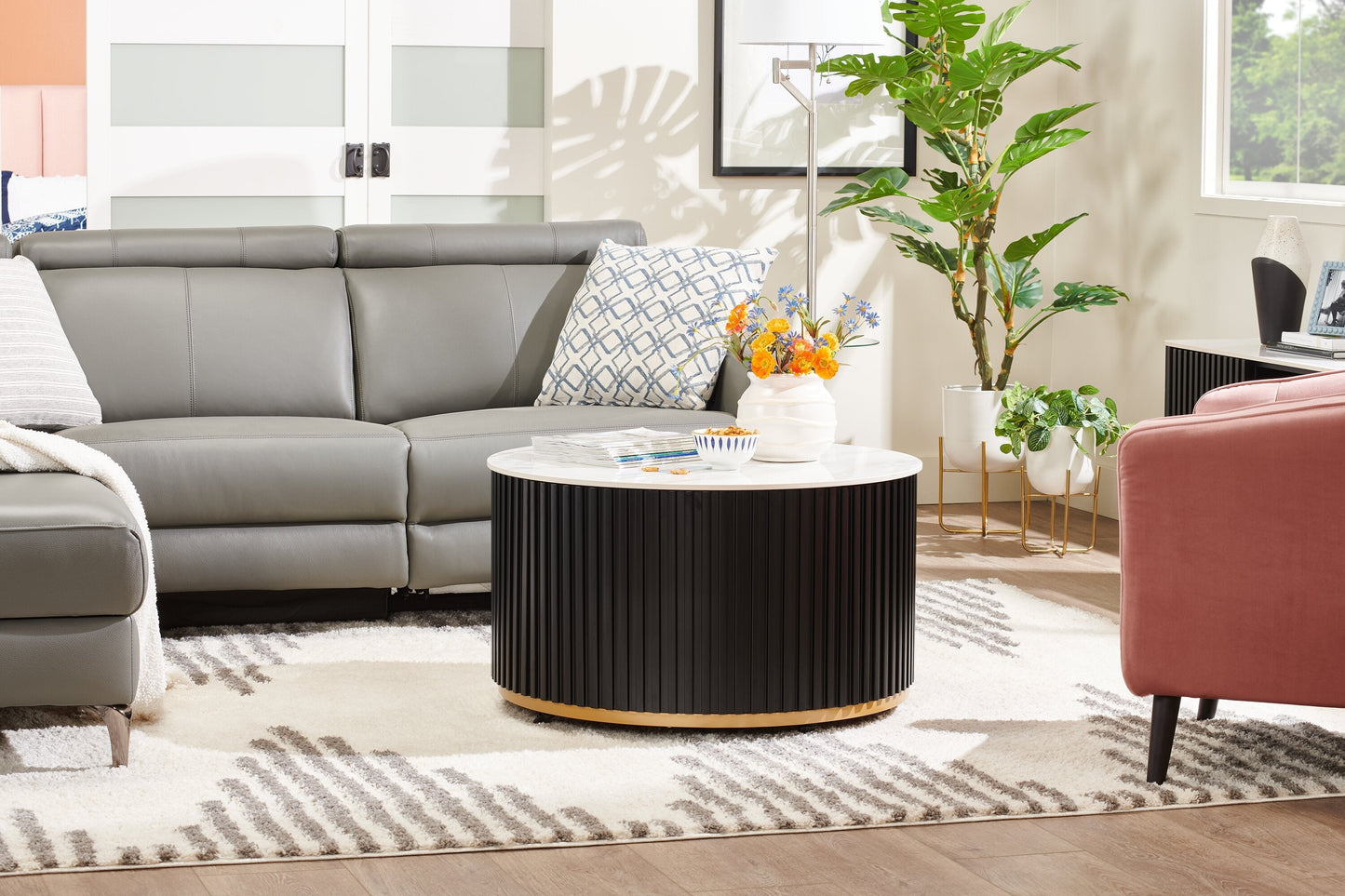 Kort & Co. Capri 32” Modern Round Coffee Table with White Sintered Stone Top and Casters - Black and Gold | Table à café ronde moderne Capri de Kort & Co. de 32 po avec dessus en pierre frittée blanche et roulettes - noire et dorée