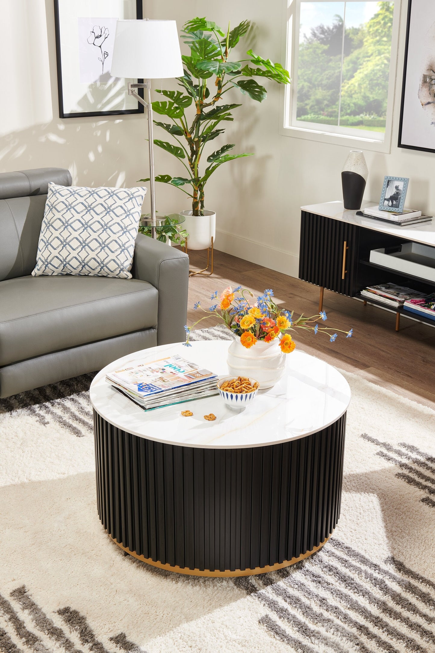 Kort & Co. Capri 32” Modern Round Coffee Table with White Sintered Stone Top and Casters - Black and Gold | Table à café ronde moderne Capri de Kort & Co. de 32 po avec dessus en pierre frittée blanche et roulettes - noire et dorée