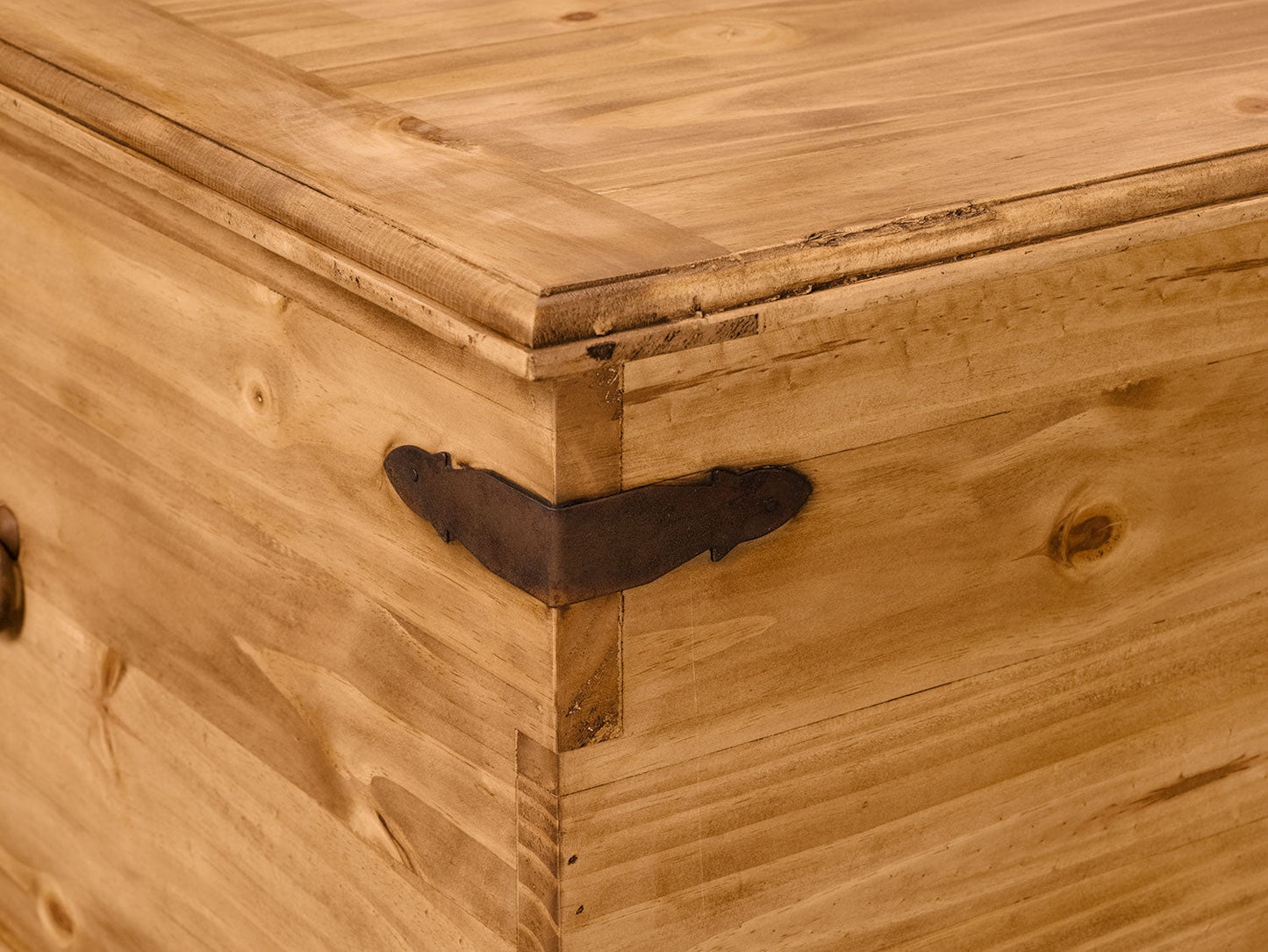 Santa Fe Rustico 35.5" Rustic Square Coffee Table with Storage - Natural Pine with Trunk Style|Table à café carrée rustique Santa Fe Rustico de 35,5 po avec rangement - pin naturel avec style coffre