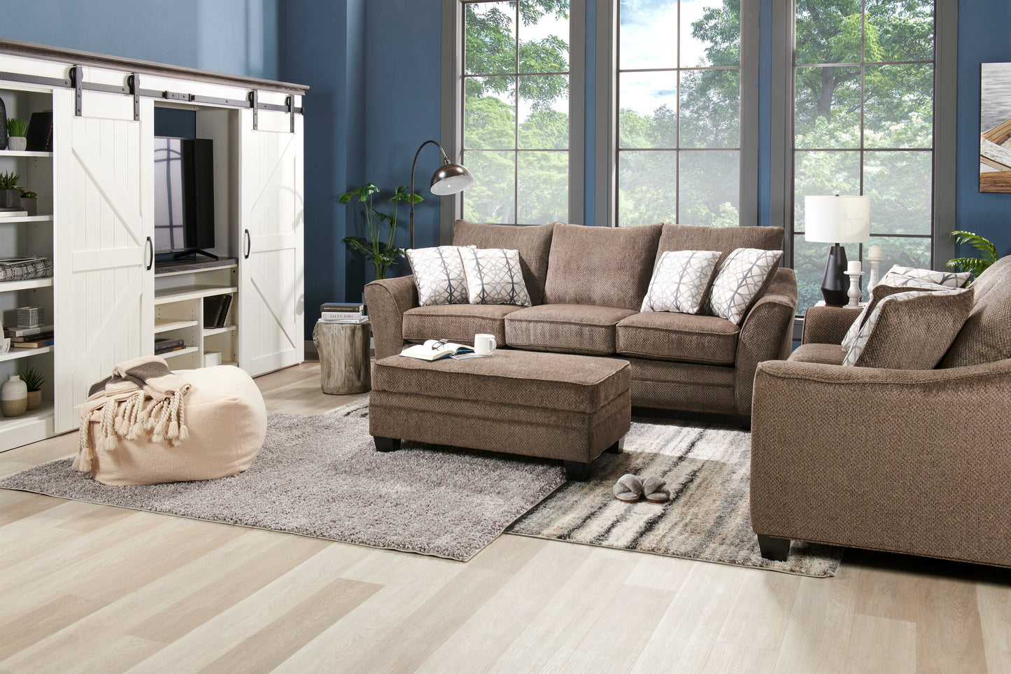 Made in Canada Febe 100" Chenille Fabric Sofa with Flared Arms and Accent Pillows - Brown | Sofa Febe de 100 po fabriqué au Canada en tissu de chenille avec accoudoirs évasés et coussins décoratifs - brun