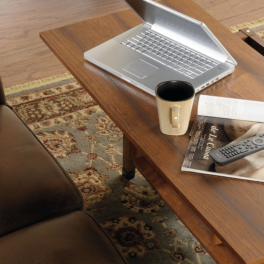 Carson 43.15" Rustic Lift Top Coffee Table with Storage and Shelf - Cherry Wood with Metal Hardware|Table à café rustique Carson de 43,15 po avec dessus relevable, rangement et tablette - bois cerisier avec quincaillerie en métal