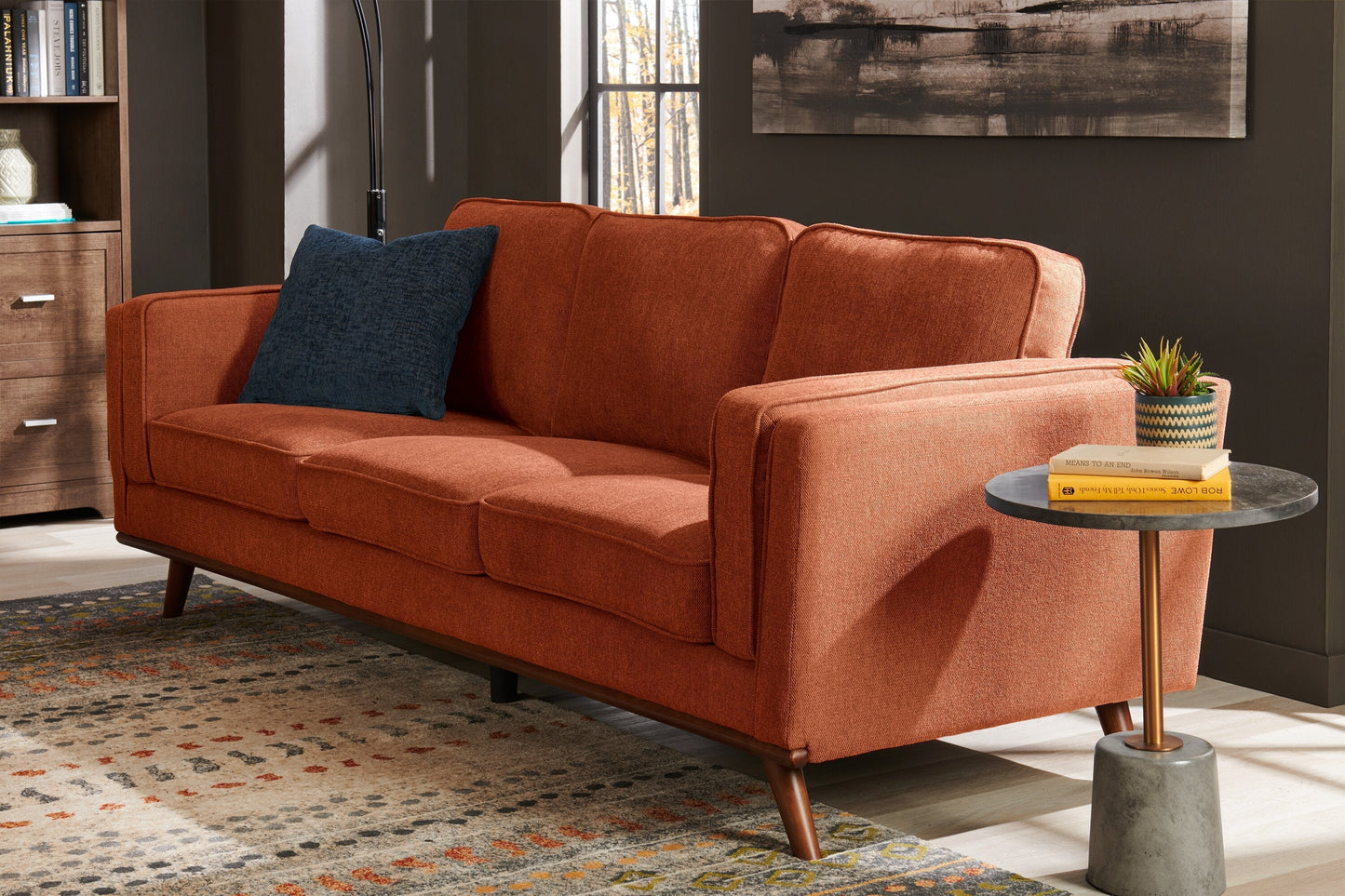 Kort & Co. Kassia 90.6" Linen-Look Fabric Sofa with Wood Base and Legs - Orange | Sofa Kassia de Kort & Co. de 90,6 po en tissu d’apparence lin avec base et pattes en bois - orange