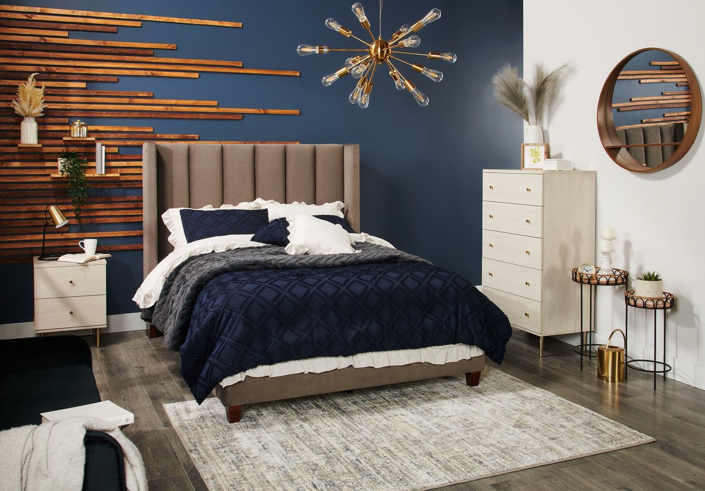 Lake Bedroom Chest of Drawers, 5-Drawer, 29"W x 52"H, Made in Canada, Glam - White | Commode verticale somptueuse Lake de 29 po (L) x 52 po (H) à 5 tiroirs pour la chambre à coucher, fabriquée au Canada - blanche