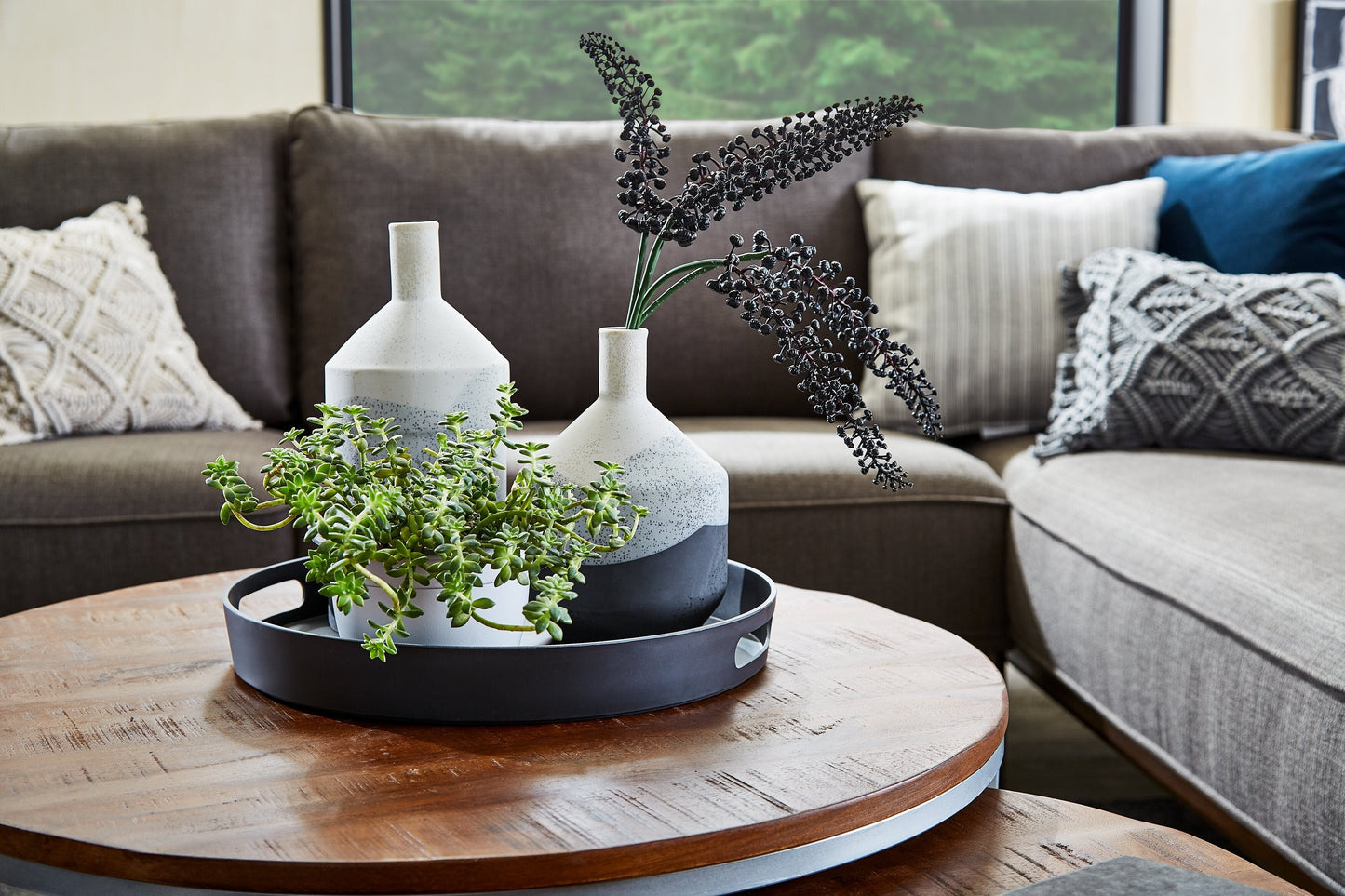 Veranasi 30" Rustic Round Nesting Coffee Tables - Washed Light Brown Wood Top and Iron Legs|Tables à café gigognes rondes rustiques Veranasi de 30 po - dessus en bois brun clair délavé et pattes en fer
