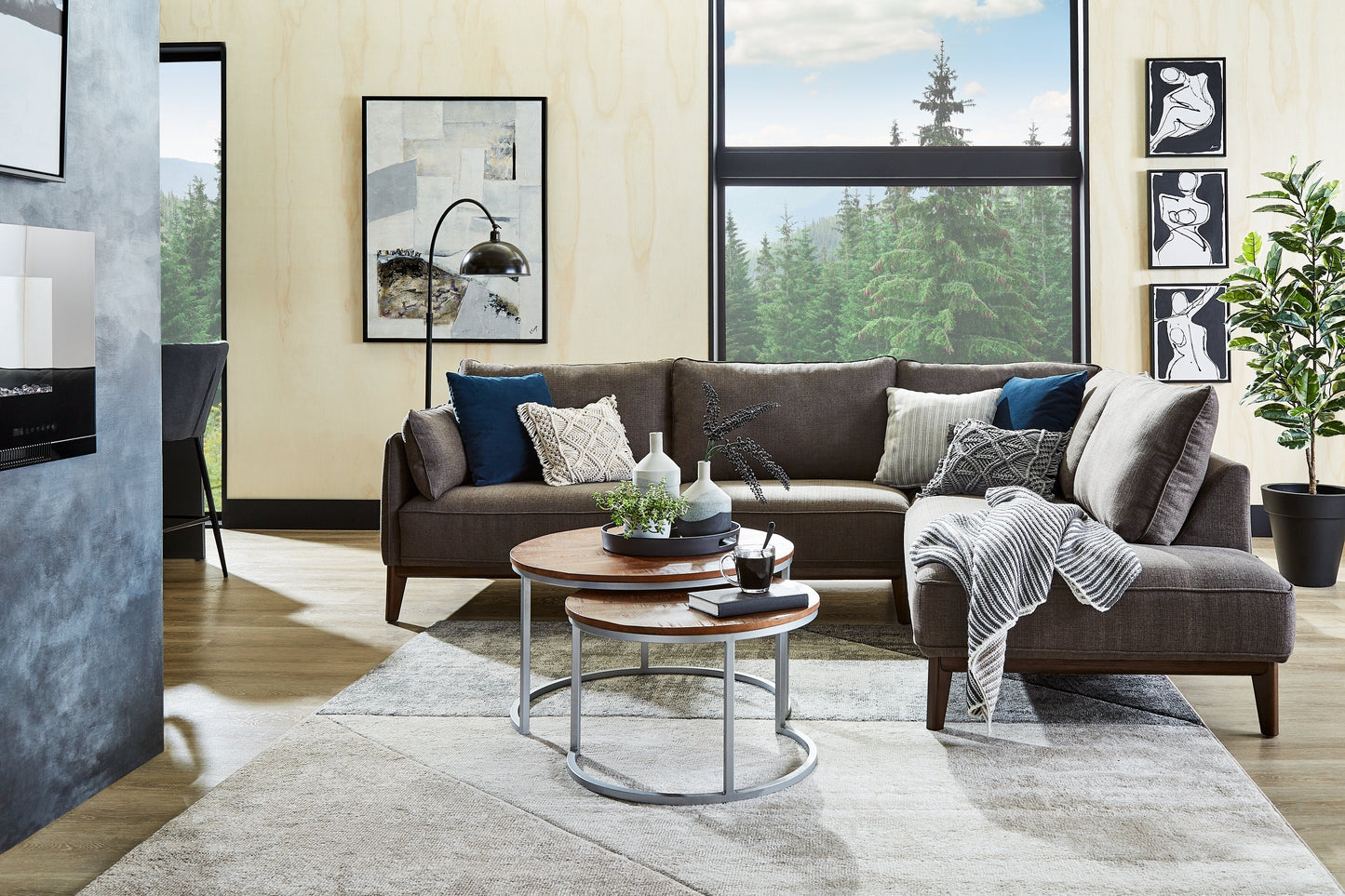 Veranasi 30" Rustic Round Nesting Coffee Tables - Washed Light Brown Wood Top and Iron Legs|Tables à café gigognes rondes rustiques Veranasi de 30 po - dessus en bois brun clair délavé et pattes en fer