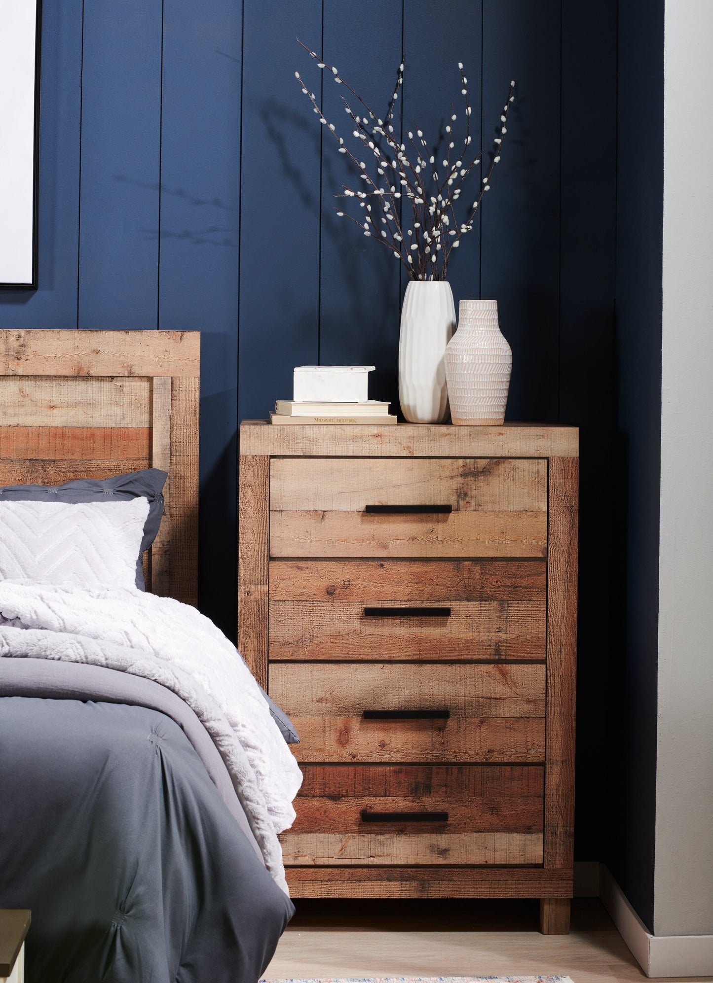 Mojave Bedroom Chest of Drawers, 4-Drawer, 31.4"W x 47.3"H, Rustic - Natural Brown | Commode verticale rustique Mojave de 31,4 po (L) x 47,3 po (H) à 4 tiroirs pour la chambre à coucher - brun naturel