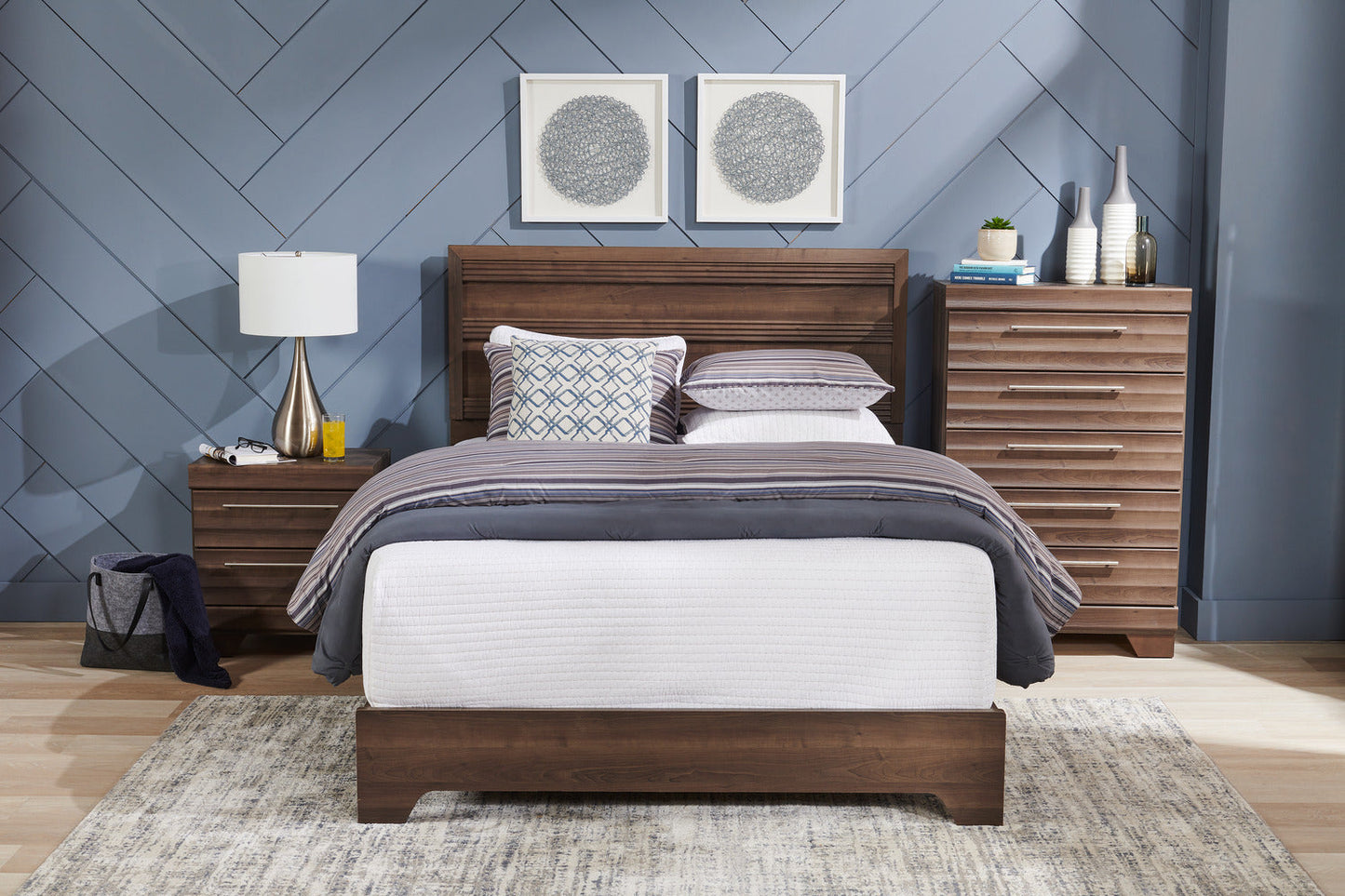 Olivia Bedroom Chest of Drawers, 5-Drawer, 31"W x 47.9"H, Made in Canada - Grey | Commode verticale Olivia de 31 po (L) x 47,9 po (H) à 5 tiroirs pour la chambre à coucher, fabriquée au Canada - grise