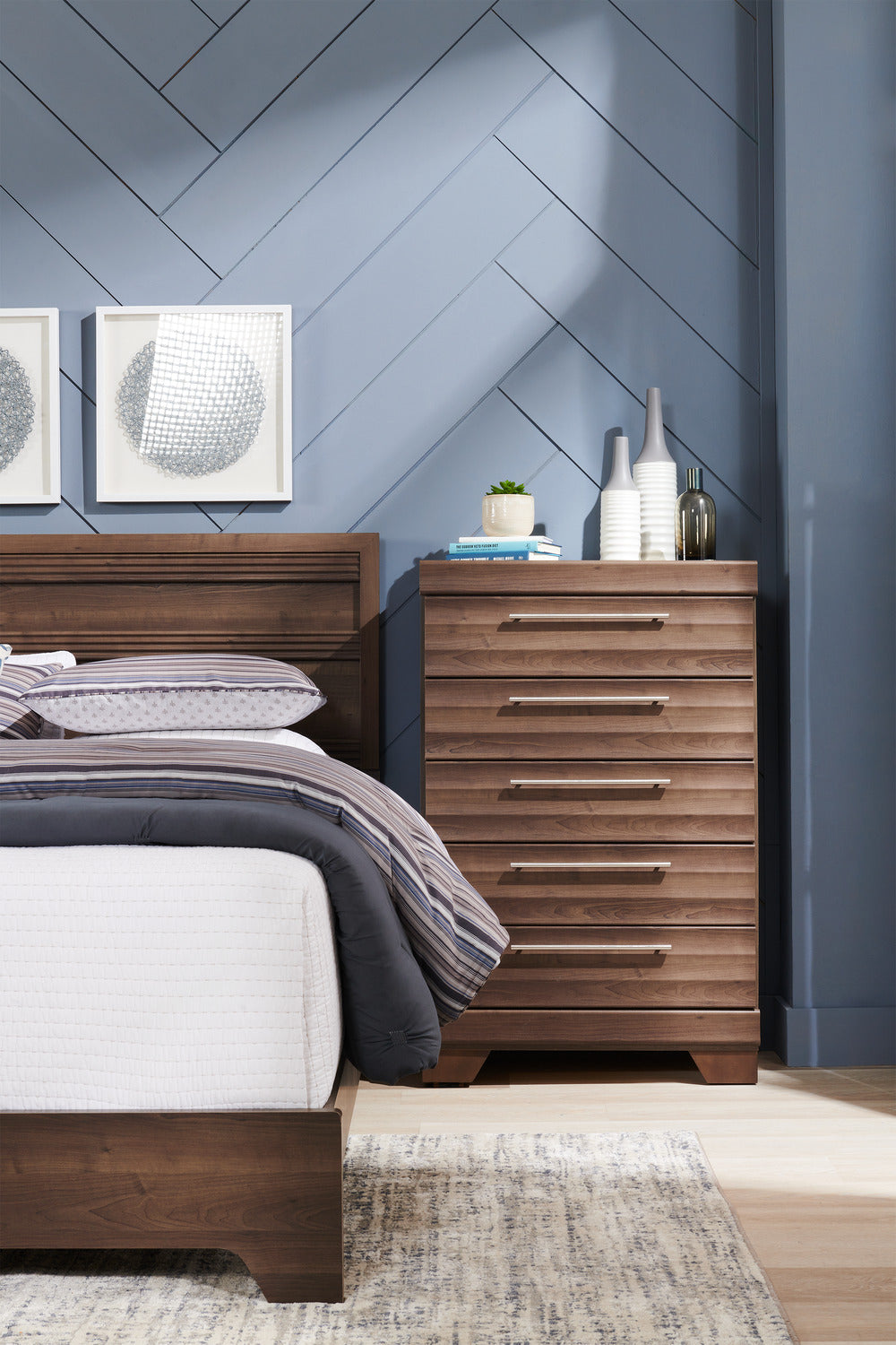 Olivia Bedroom Chest of Drawers, 5-Drawer, 31"W x 47.9"H, Made in Canada - Grey | Commode verticale Olivia de 31 po (L) x 47,9 po (H) à 5 tiroirs pour la chambre à coucher, fabriquée au Canada - grise