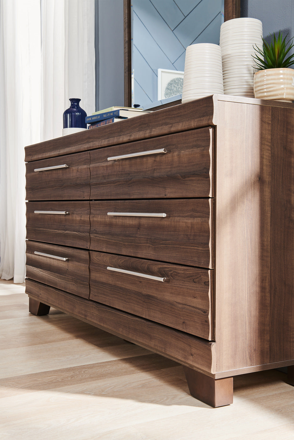 Olivia Bedroom 6-Drawer Dresser, 61.3"W x 32.8"H, Made in Canada - Grey | Commode Olivia de 61,3 po (L) x 32,8 po (H) à 6 tiroirs pour la chambre à coucher, fabriquée au Canada - grise