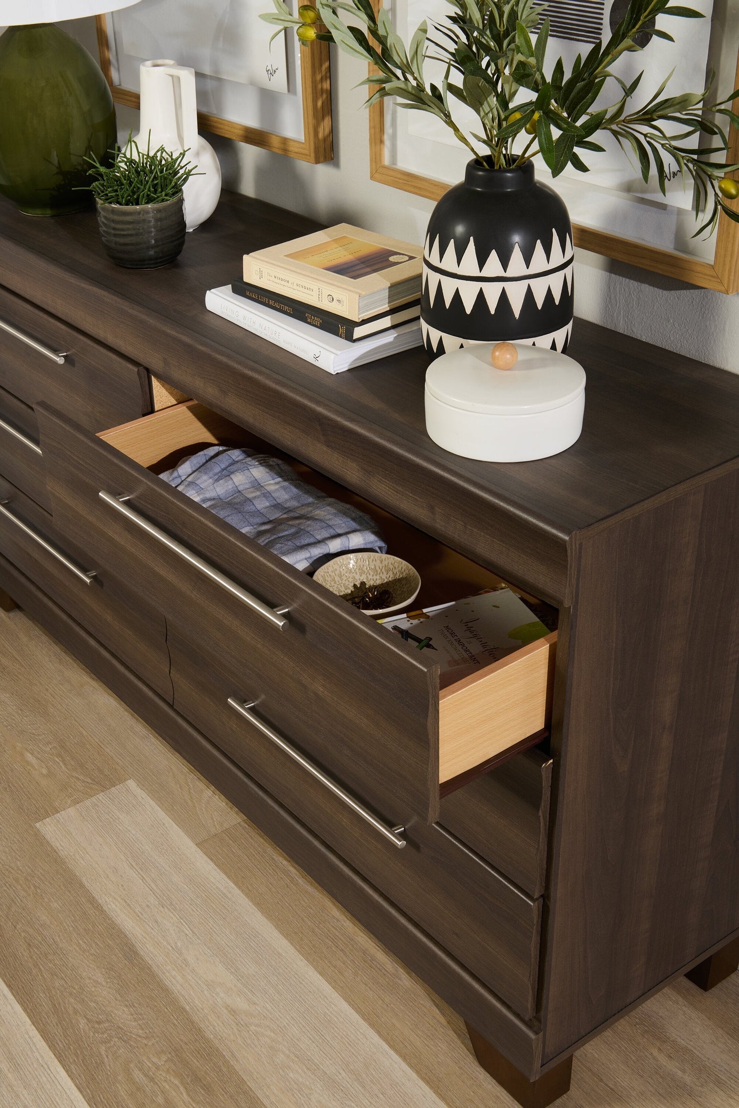 Olivia Bedroom 6-Drawer Dresser, 61.3"W x 32.8"H, Made in Canada - Grey | Commode Olivia de 61,3 po (L) x 32,8 po (H) à 6 tiroirs pour la chambre à coucher, fabriquée au Canada - grise