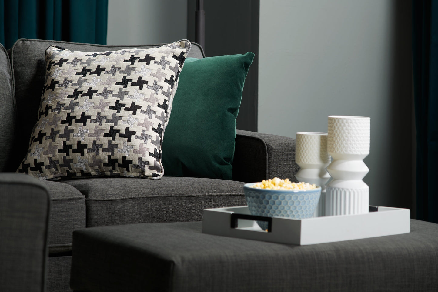 Made in Canada Sawyer 83" Linen-Look Fabric Sofa with Reversible Cushions and Accent Pillows - Charcoal Grey | Sofa Sawyer de 83 po fabriqué au Canada en tissu d’apparence lin avec coussins réversibles et coussins décoratifs - gris anthracite