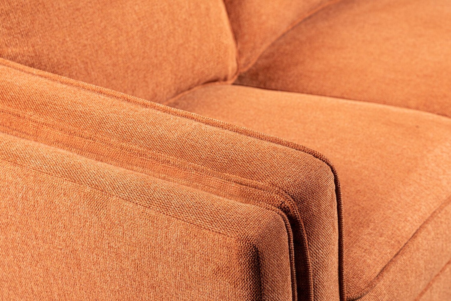 Kort & Co. Kassia 90.6" Linen-Look Fabric Sofa with Wood Base and Legs - Orange | Sofa Kassia de Kort & Co. de 90,6 po en tissu d’apparence lin avec base et pattes en bois - orange