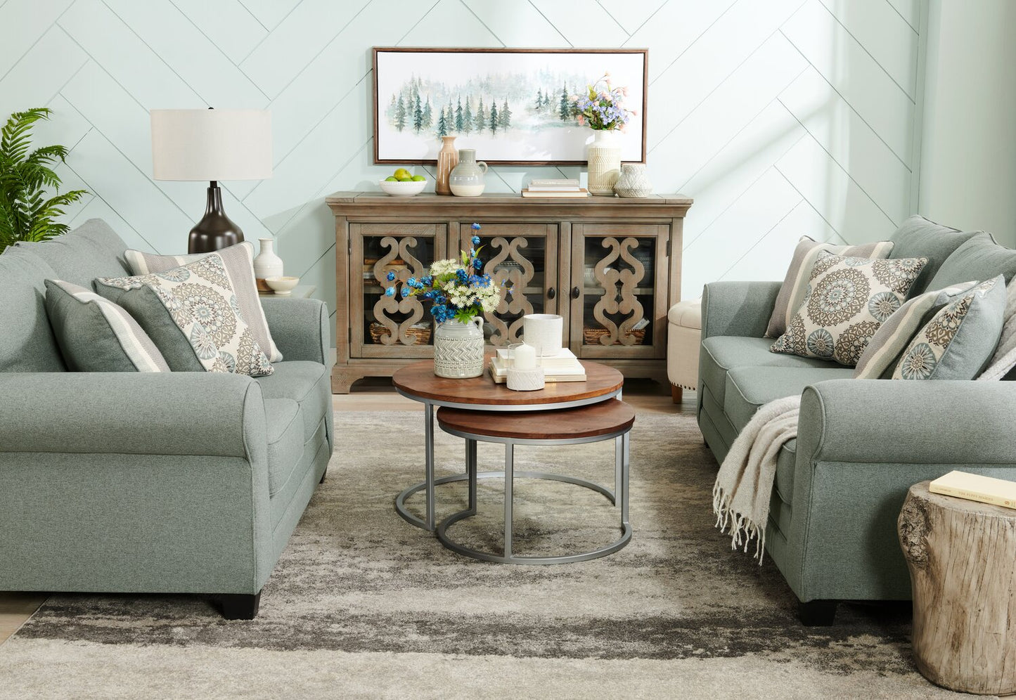Made in Canada Tula 88" Fabric Sofa with Rolled Arms and Accent Pillows - Mist Grey | Sofa Tula de 88 po fabriqué au Canada en tissu avec accoudoirs enroulés et coussins décoratifs - gris brume