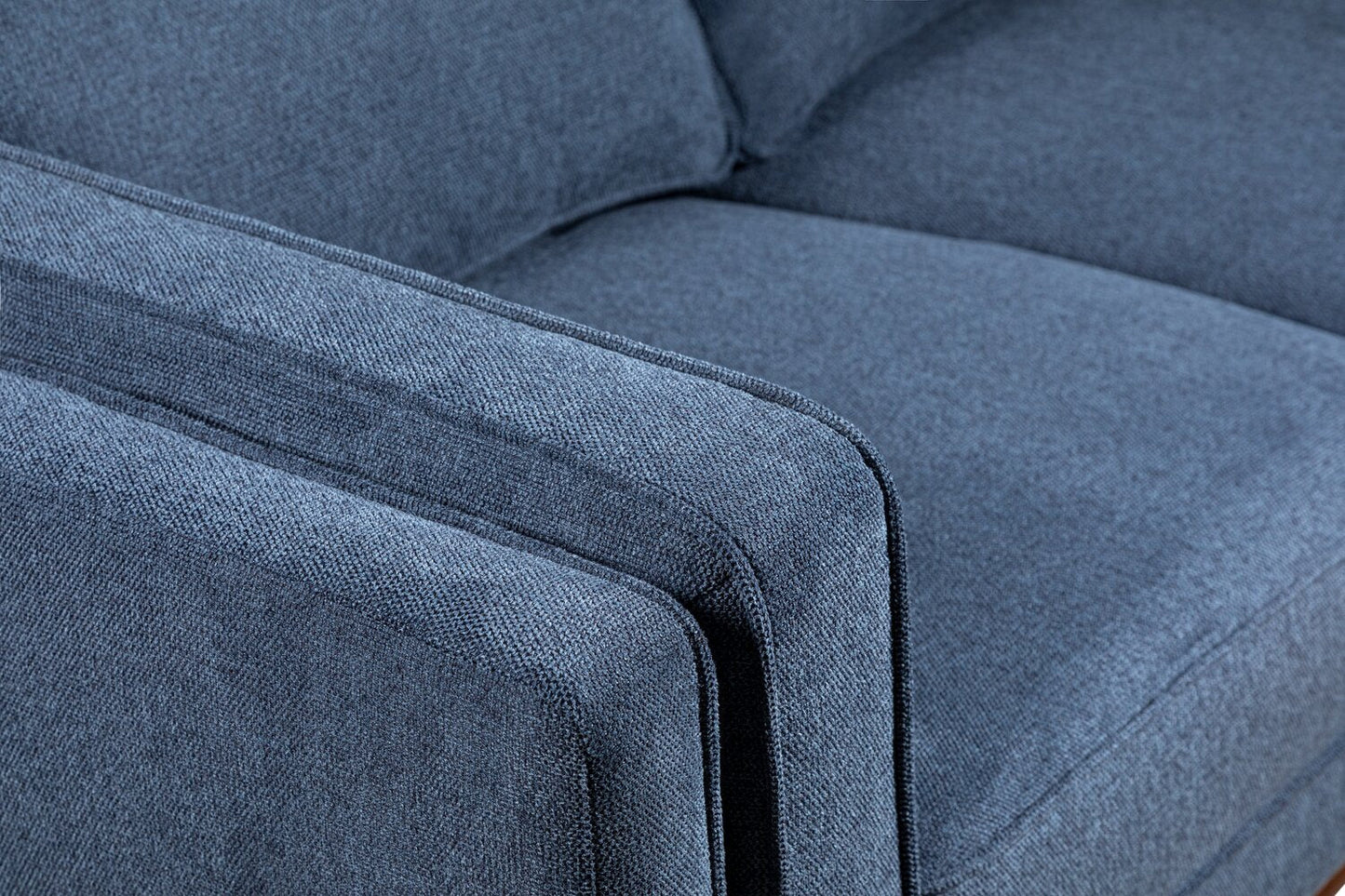 Kort & Co. Kassia 90.6" Linen-Look Fabric Sofa with Wood Base and Legs - Blue | Sofa Kassia de Kort & Co. de 90,6 po en tissu d’apparence lin avec base et pattes en bois - bleu
