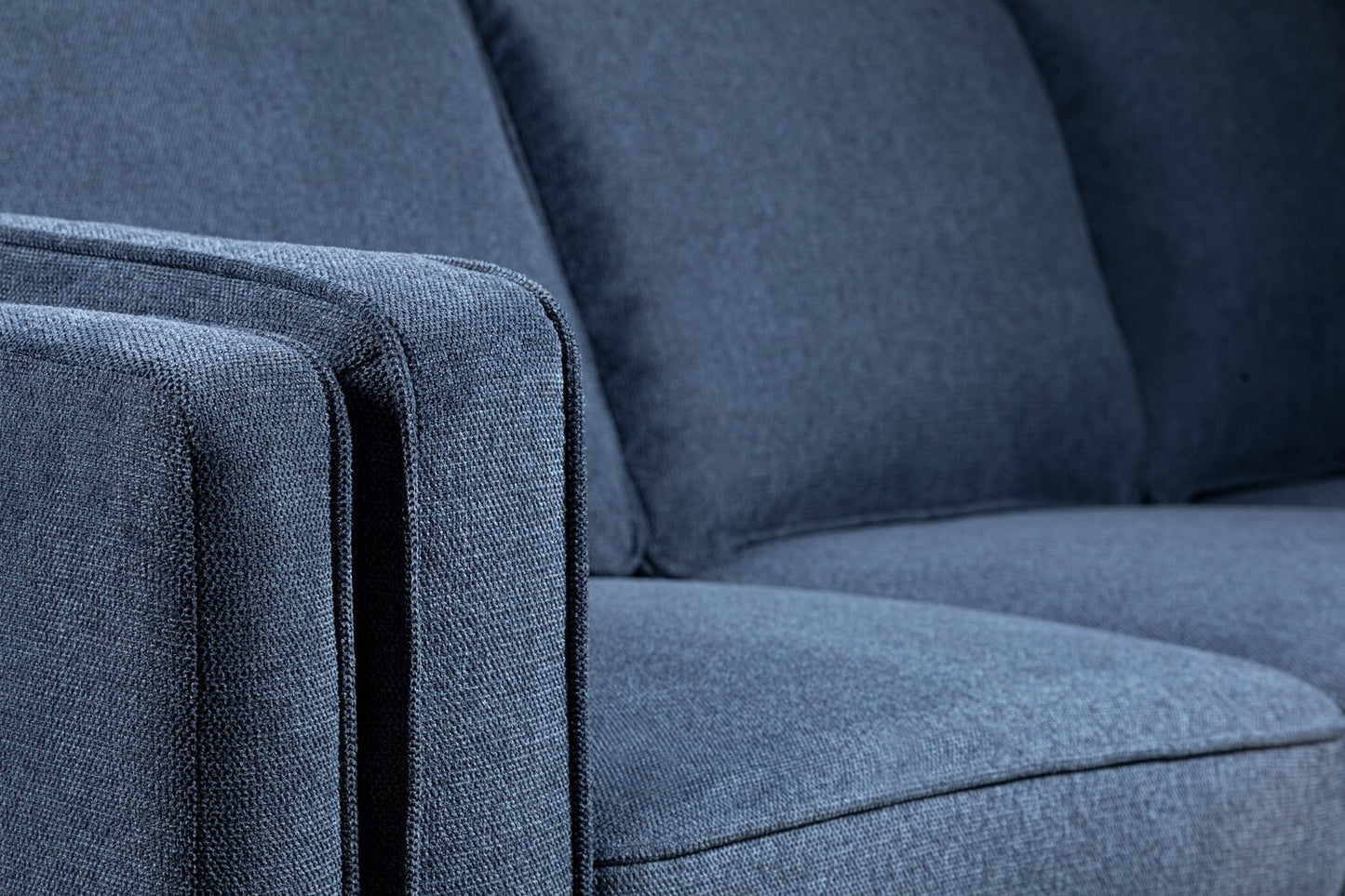 Kort & Co. Kassia 90.6" Linen-Look Fabric Sofa with Wood Base and Legs - Blue | Sofa Kassia de Kort & Co. de 90,6 po en tissu d’apparence lin avec base et pattes en bois - bleu