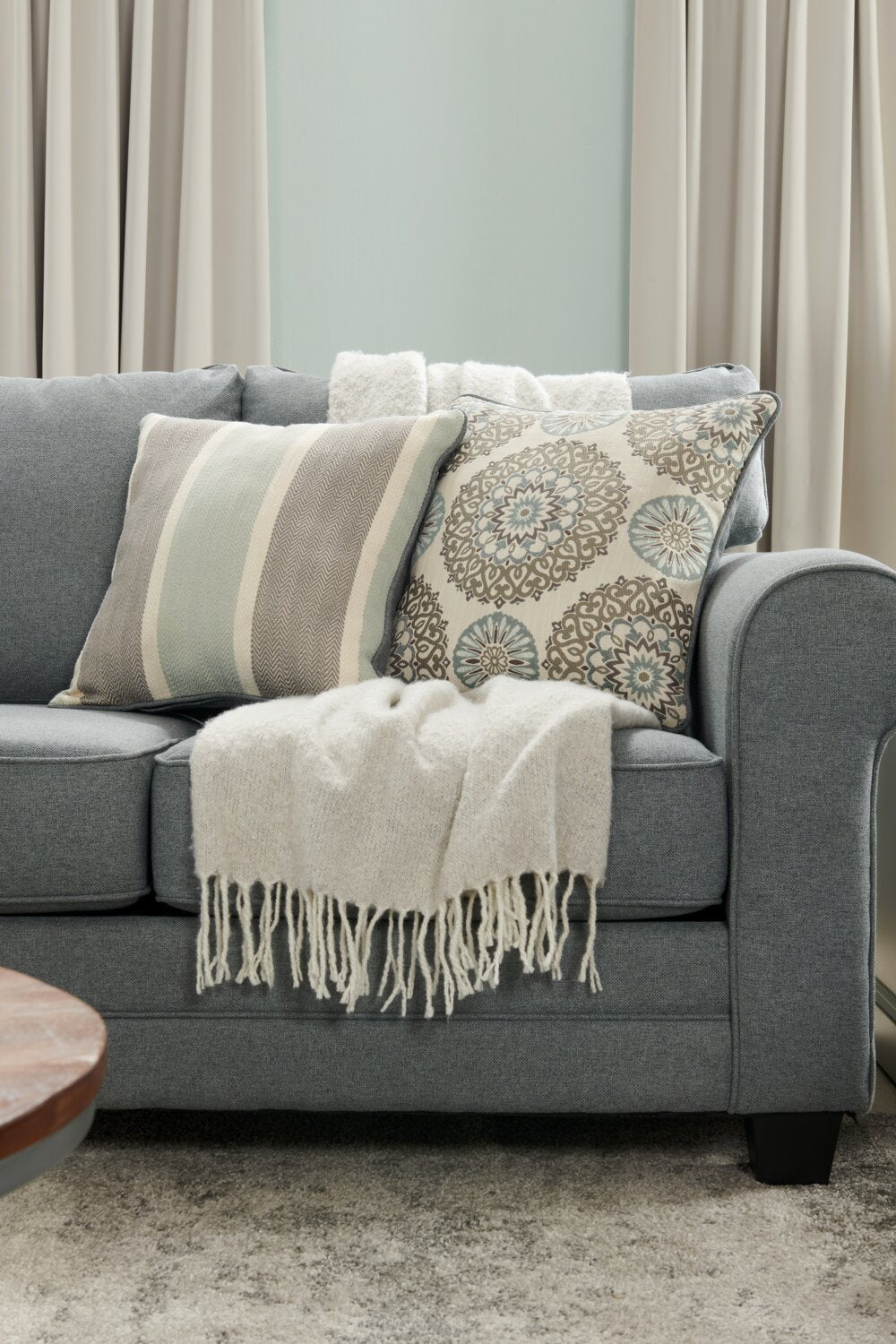Made in Canada Tula 88" Fabric Sofa with Rolled Arms and Accent Pillows - Steel Grey | Sofa Tula de 88 po fabriqué au Canada en tissu avec accoudoirs enroulés et coussins décoratifs - gris acier