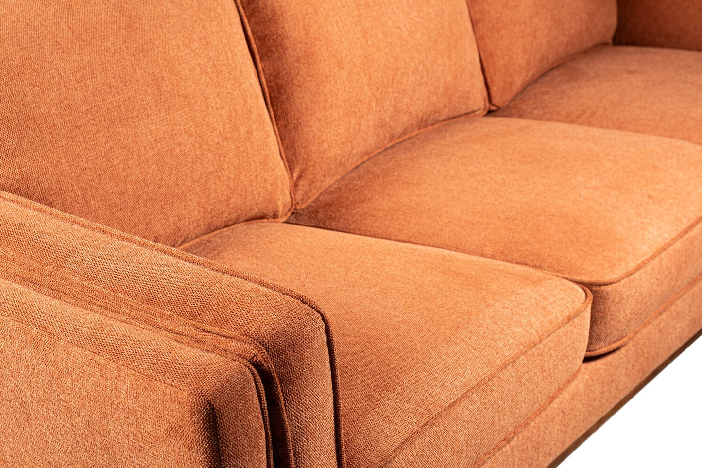Kort & Co. Kassia 90.6" Linen-Look Fabric Sofa with Wood Base and Legs - Orange | Sofa Kassia de Kort & Co. de 90,6 po en tissu d’apparence lin avec base et pattes en bois - orange