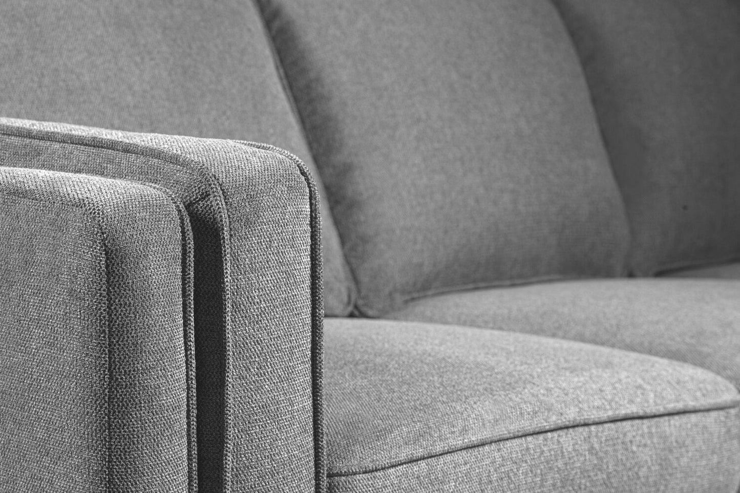 Kort & Co. Kassia 90.6" Linen-Look Fabric Sofa with Wood Base and Legs - Grey | Sofa Kassia de Kort & Co. de 90,6 po en tissu d’apparence lin avec base et pattes en bois - gris