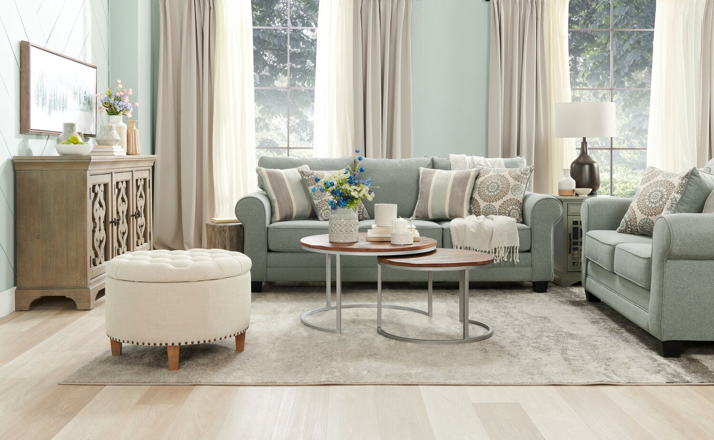 Made in Canada Tula 88" Fabric Sofa with Rolled Arms and Accent Pillows - Mist Grey | Sofa Tula de 88 po fabriqué au Canada en tissu avec accoudoirs enroulés et coussins décoratifs - gris brume