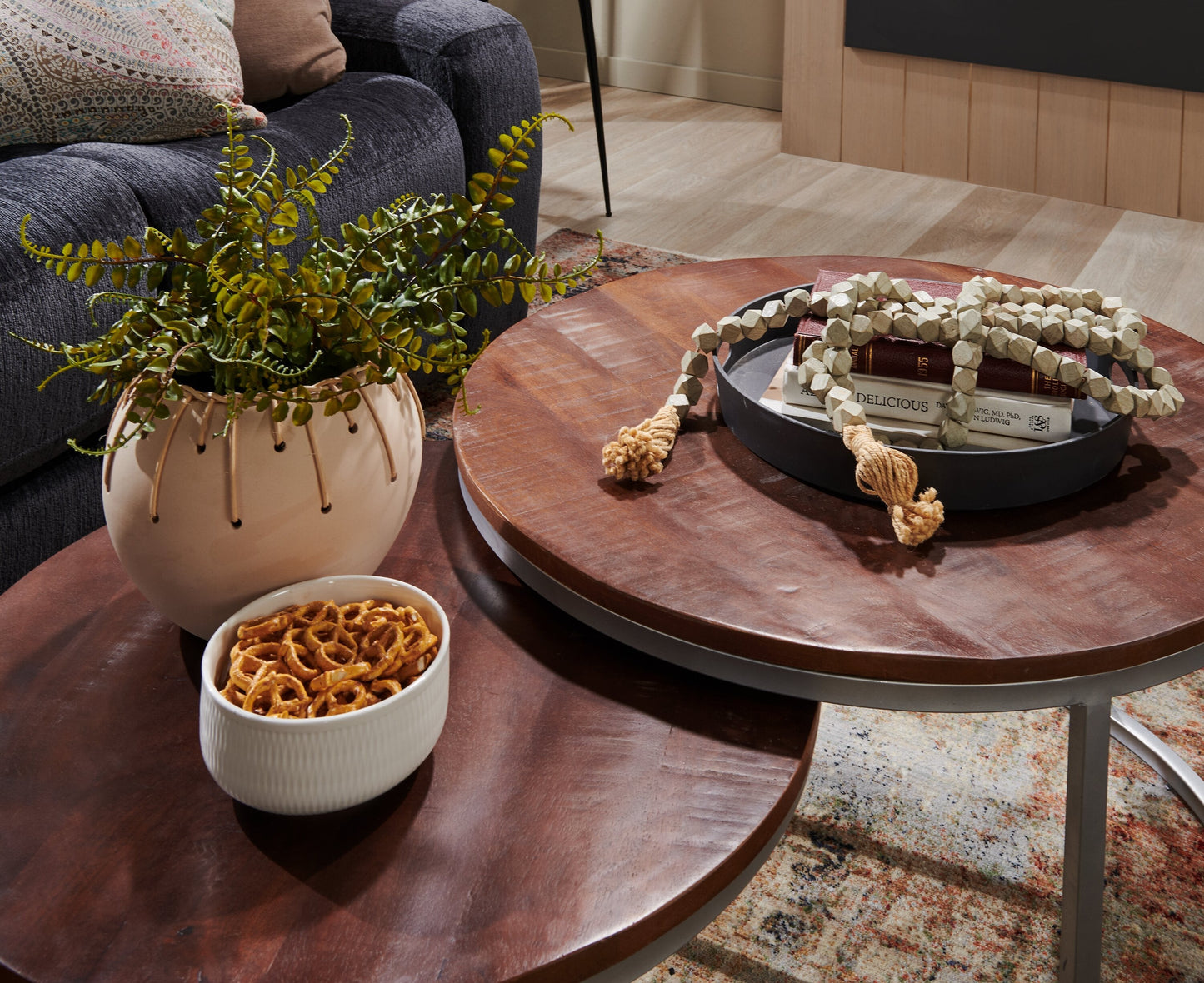 Veranasi 30" Rustic Round Nesting Coffee Tables - Washed Light Brown Wood Top and Iron Legs|Tables à café gigognes rondes rustiques Veranasi de 30 po - dessus en bois brun clair délavé et pattes en fer