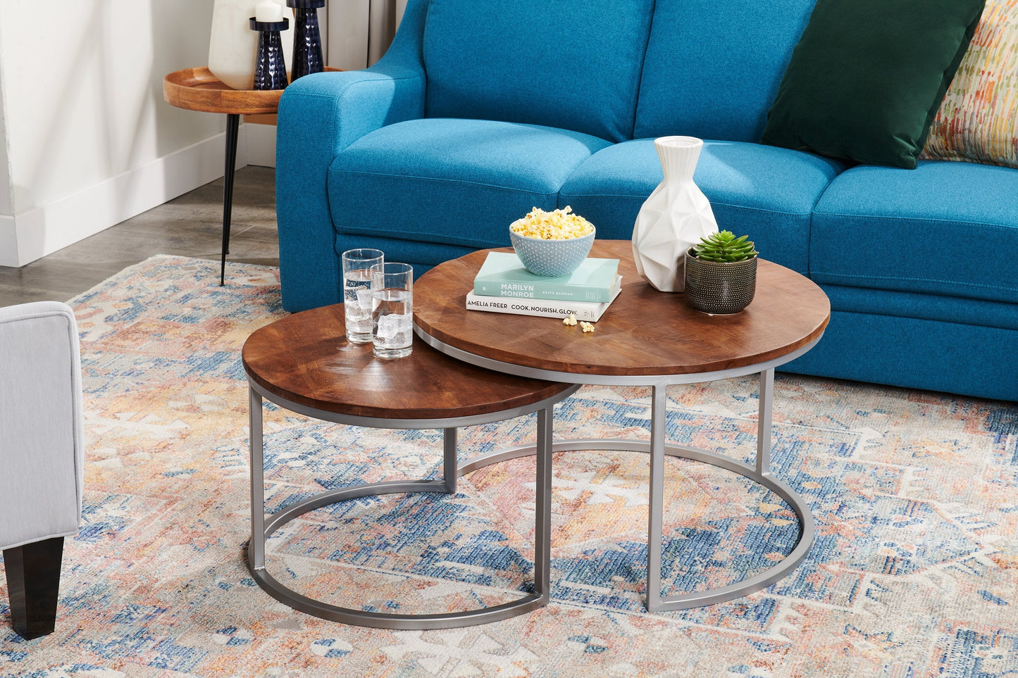Veranasi 30" Rustic Round Nesting Coffee Tables - Washed Light Brown Wood Top and Iron Legs|Tables à café gigognes rondes rustiques Veranasi de 30 po - dessus en bois brun clair délavé et pattes en fer