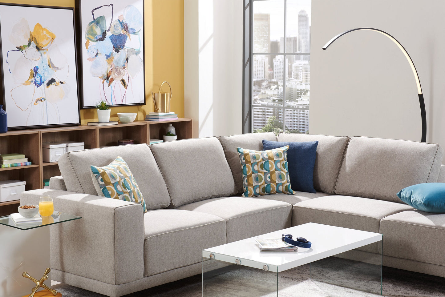 Waterford 44" Modern Coffee Table - White with Glass Legs|Table à café moderne Waterford de 44 po - blanche avec pattes en verre