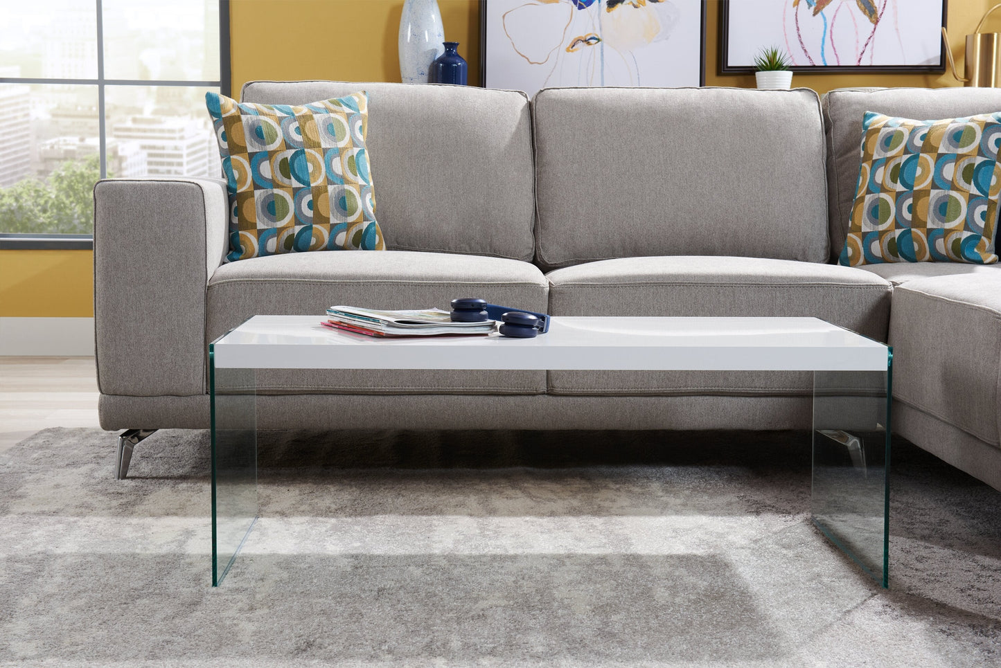 Waterford 44" Modern Coffee Table - White with Glass Legs|Table à café moderne Waterford de 44 po - blanche avec pattes en verre