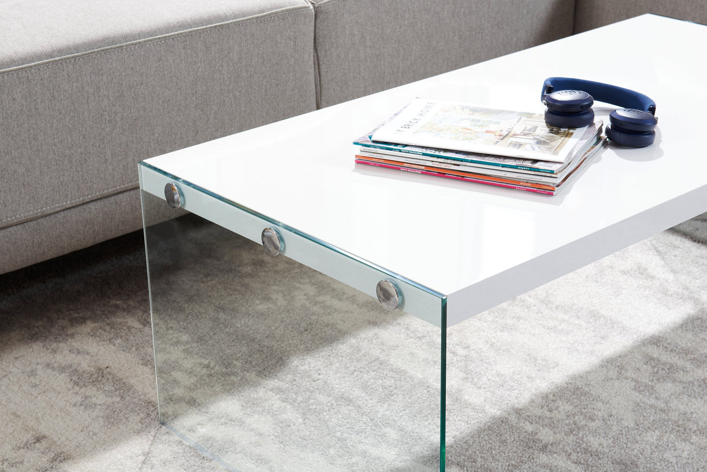 Waterford 44" Modern Coffee Table - White with Glass Legs|Table à café moderne Waterford de 44 po - blanche avec pattes en verre