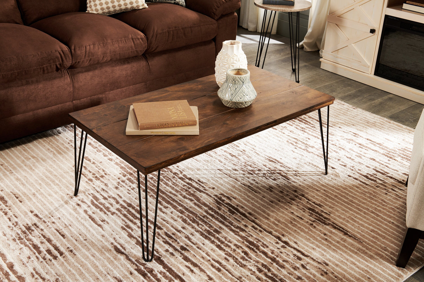 Woodland 23.4" Rustic Coffee Table - Brown Oak Finish with Metal Legs|Table à café rustique Woodland de 23,4 po - fini chêne brun avec pattes en métal