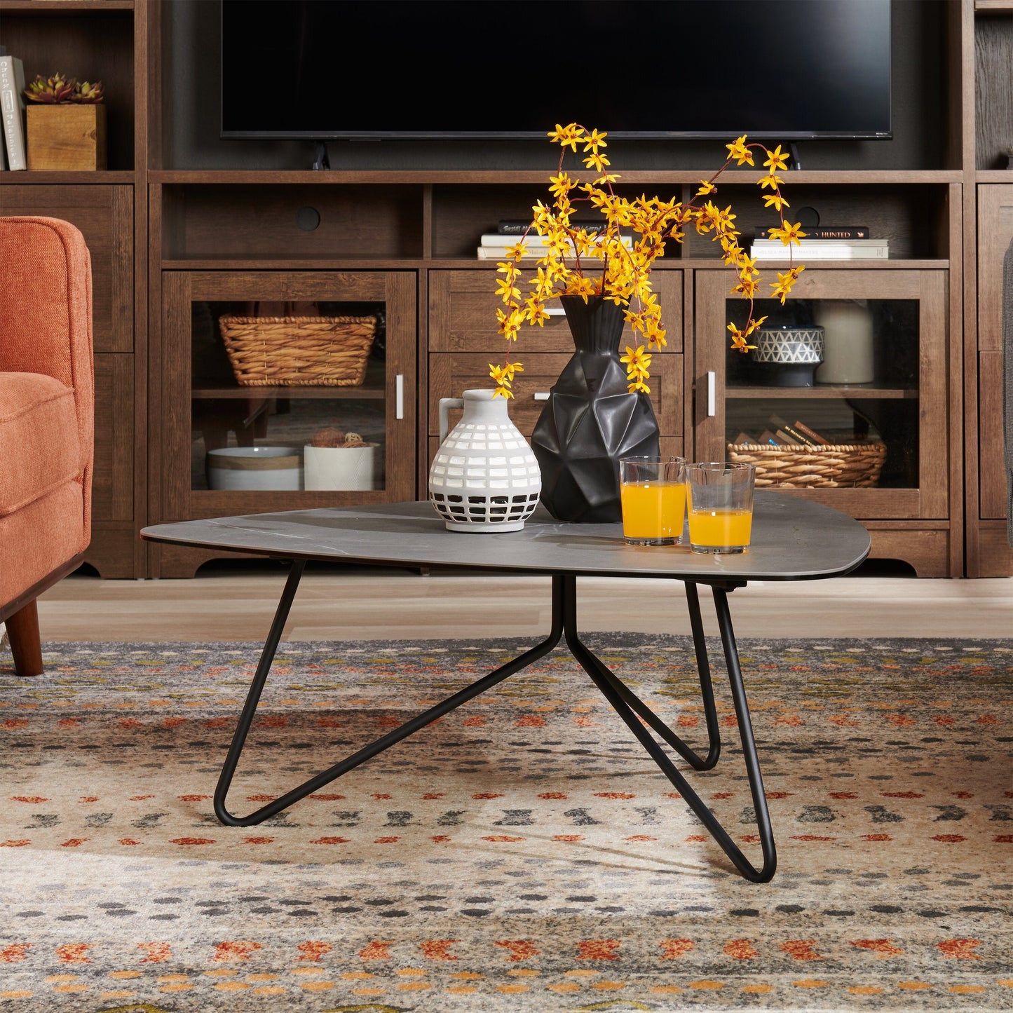 Hamilton 37.99" Modern Triangular Coffee Table - Grey Marble Look Top with Black Metal Legs|Table à café triangulaire moderne Hamilton de 37,99 po - dessus en imitation de marbre gris avec pattes en métal noir