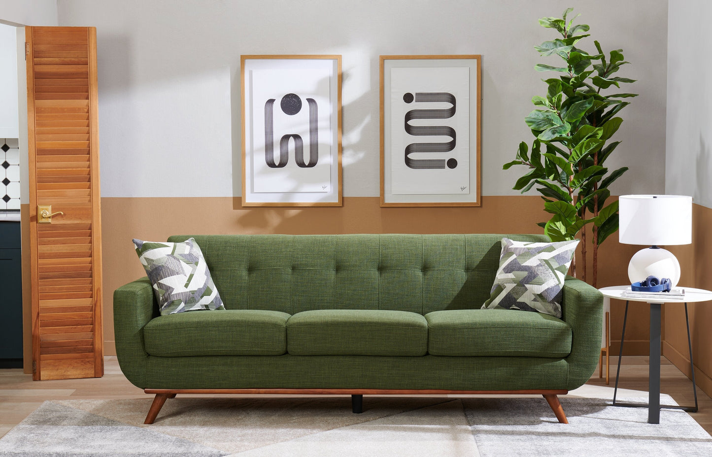 Kort & Co. Freeman 88" Linen-Look Fabric Sofa with Wood Base and Tufted Back Cushions - Avocado Green | Sofa Freeman Kort & Co. de 88 po en tissu d’apparence lin avec pattes en bois et coussins de dossier capitonnés - vert avocat