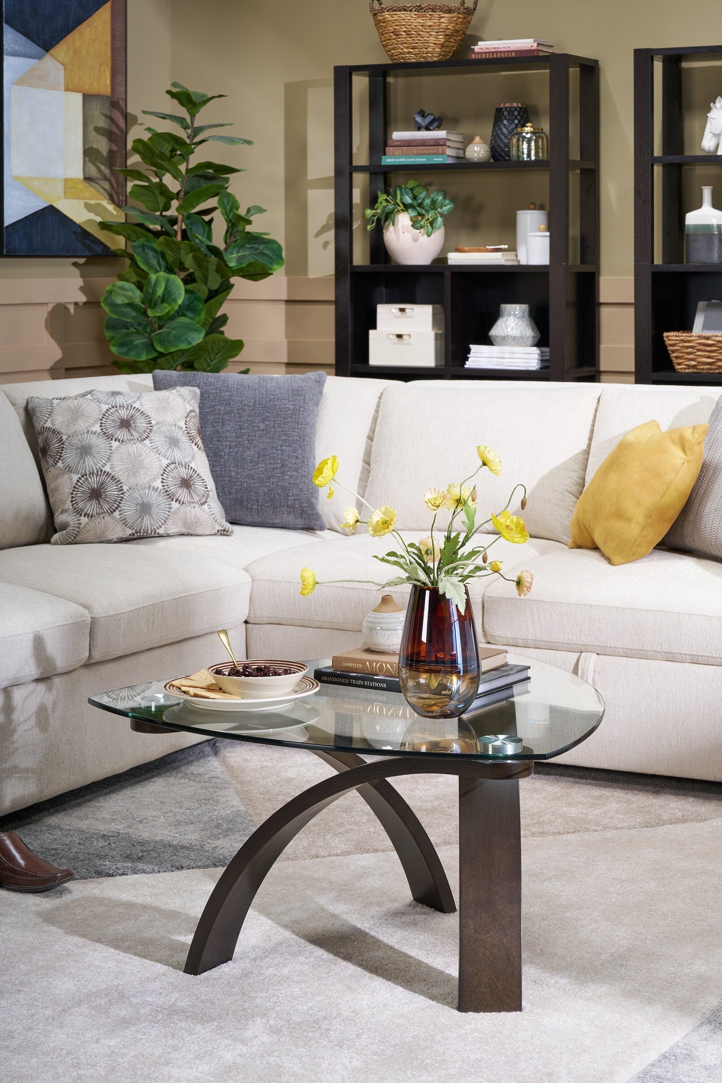 Jorja 34.75" Modern Glass Top Coffee Table - Brown with Bentwoood Legs|Table à café moderne Jorja de 34,75 po avec dessus en verre - brune avec pattes en bois cintré