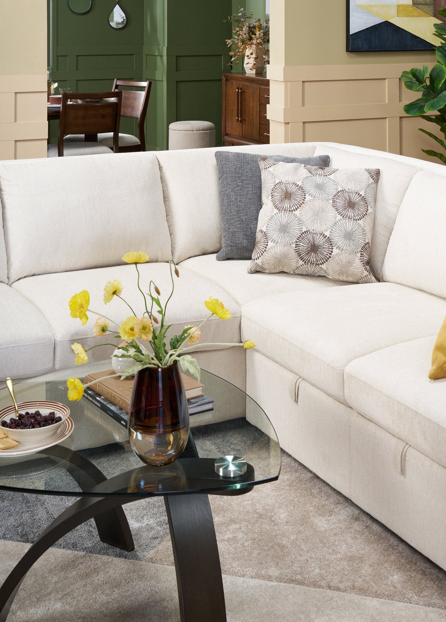 Jorja 34.75" Modern Glass Top Coffee Table - Brown with Bentwoood Legs|Table à café moderne Jorja de 34,75 po avec dessus en verre - brune avec pattes en bois cintré