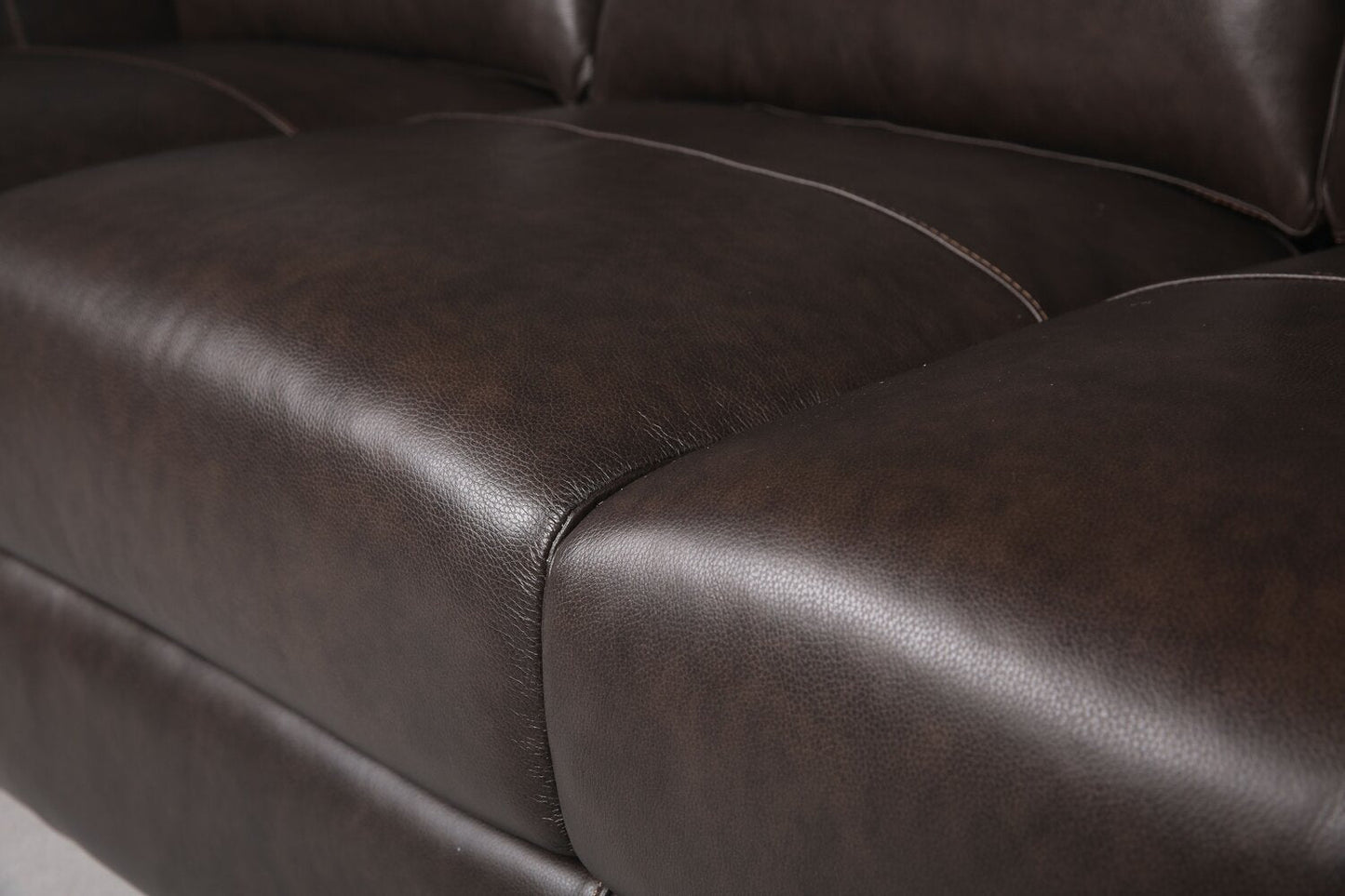 Cindy Crawford Home Royce 84" Genuine Leather Sofa with Removable Cushions and Wood Legs - Chocolate Brown | Sofa Royce de Cindy Crawford Home de 84 po en cuir véritable avec coussins amovibles et pattes en bois - brun chocolat
