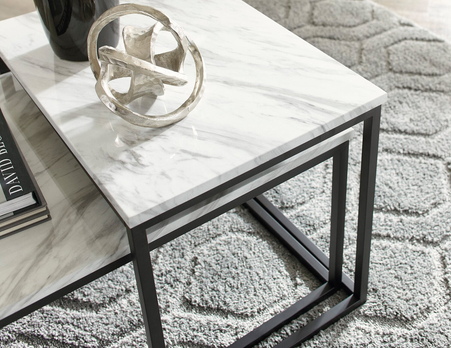 Donnesta 46" Modern 3-Pack Coffee + 2 End Tables - Marble Look with Black Metal Frame|Ensemble 3 tables modernes Donnesta de 46 po (table à café et 2 tables de bout) - imitation de marbre avec armature en métal noir
