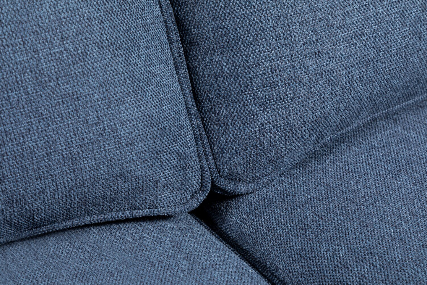 Kort & Co. Kassia 90.6" Linen-Look Fabric Sofa with Wood Base and Legs - Blue | Sofa Kassia de Kort & Co. de 90,6 po en tissu d’apparence lin avec base et pattes en bois - bleu