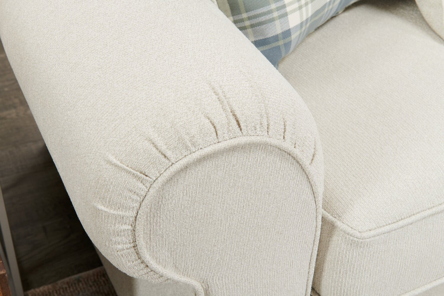 Made in Canada Scarlett 87" Chenille Fabric Sofa with Rolled Arms and Accent Pillows - Ecru Beige | Sofa Scarlett de 87 po fabriqué au Canada en tissu de chenille avec accoudoirs enroulés et coussins décoratifs - beige écru