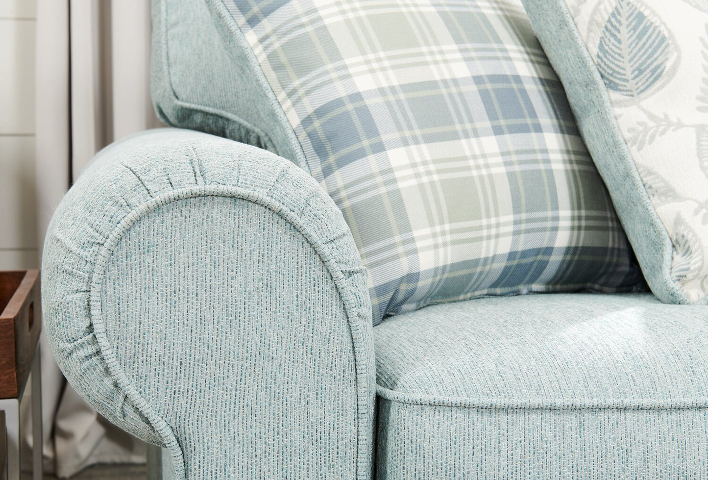 Made in Canada Scarlett 87" Chenille Fabric Sofa with Rolled Arms and Accent Pillows - Marine Blue | Sofa Scarlett de 87 po fabriqué au Canada en tissu de chenille avec accoudoirs enroulés et coussins décoratifs - bleu marine