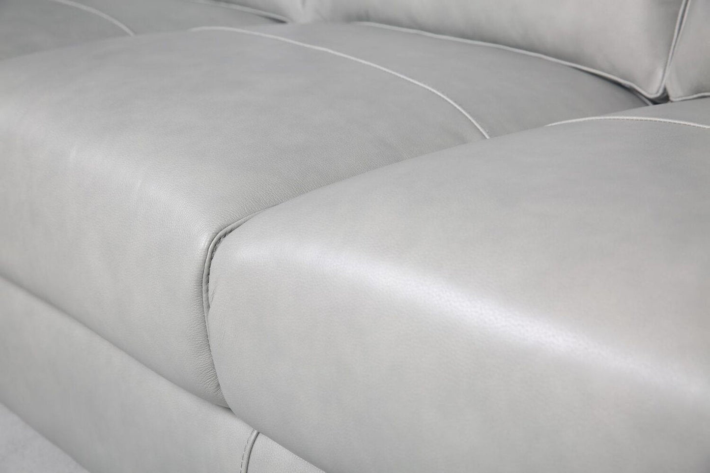 Cindy Crawford Home Royce 84" Genuine Leather Sofa with Removable Cushions and Wood Legs - Dove Grey | Sofa Royce de Cindy Crawford Home de 84 po en cuir véritable avec coussins amovibles et pattes en bois - gris tourterelle