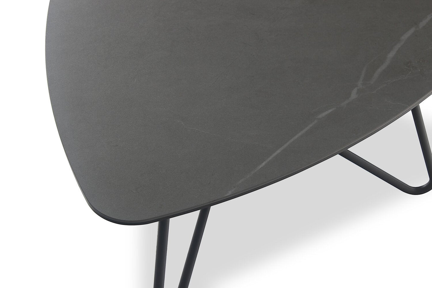 Hamilton 37.99" Modern Triangular Coffee Table - Grey Marble Look Top with Black Metal Legs|Table à café triangulaire moderne Hamilton de 37,99 po - dessus en imitation de marbre gris avec pattes en métal noir